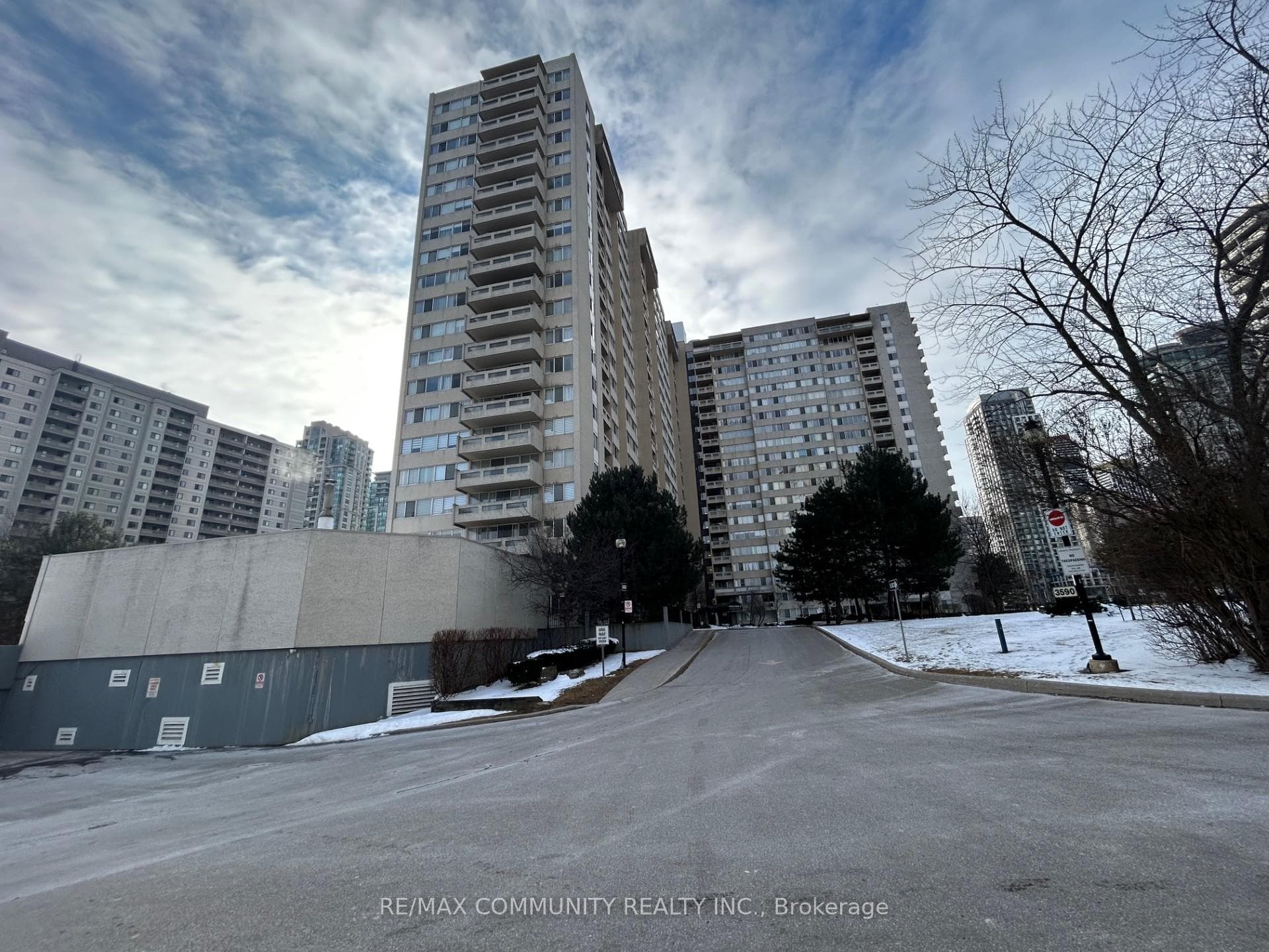 3590 Kaneff Crescent Unit 805, Mississauga, ON L5A 3X3 - Photo 1