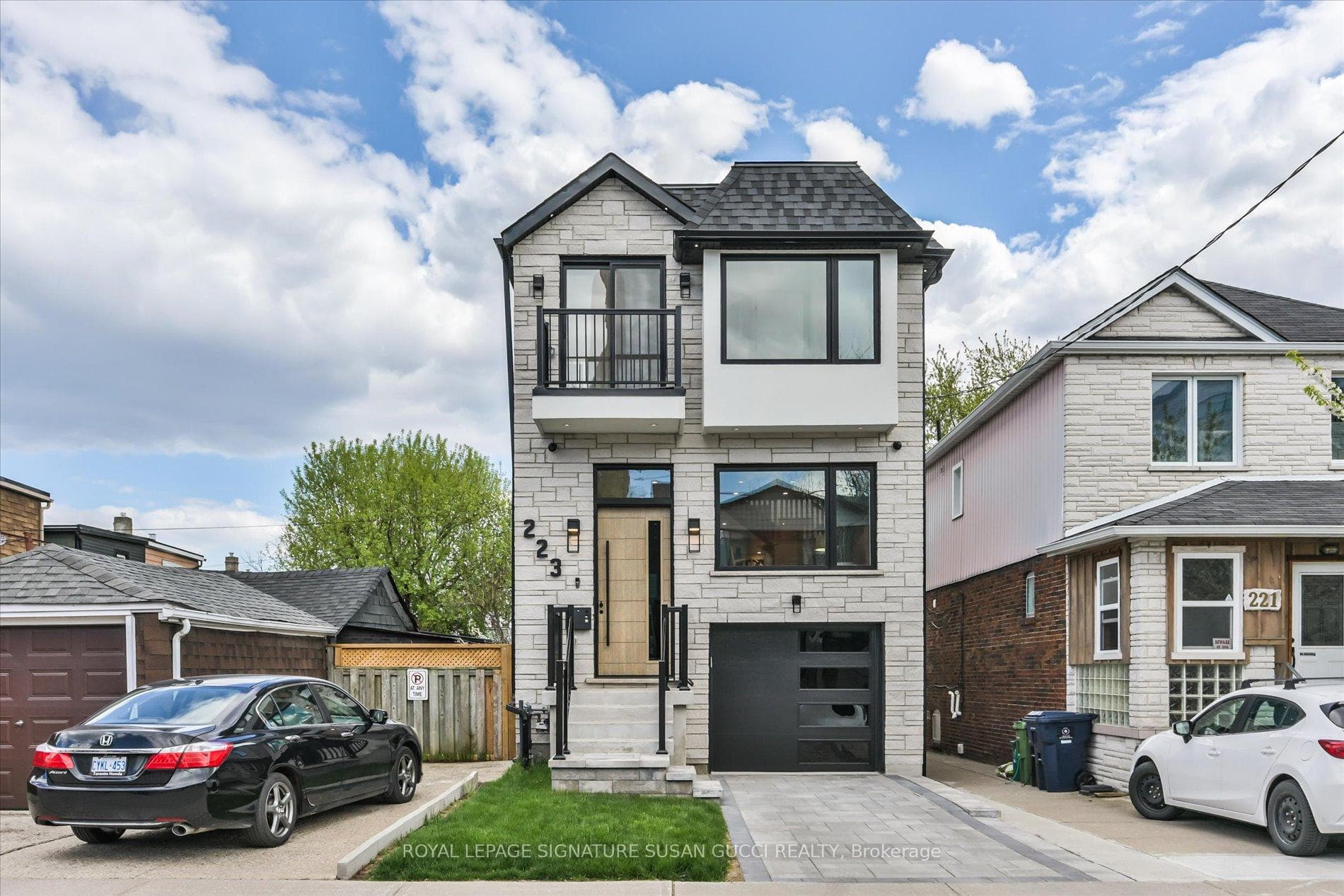 Timeless classic design- private drive + garage