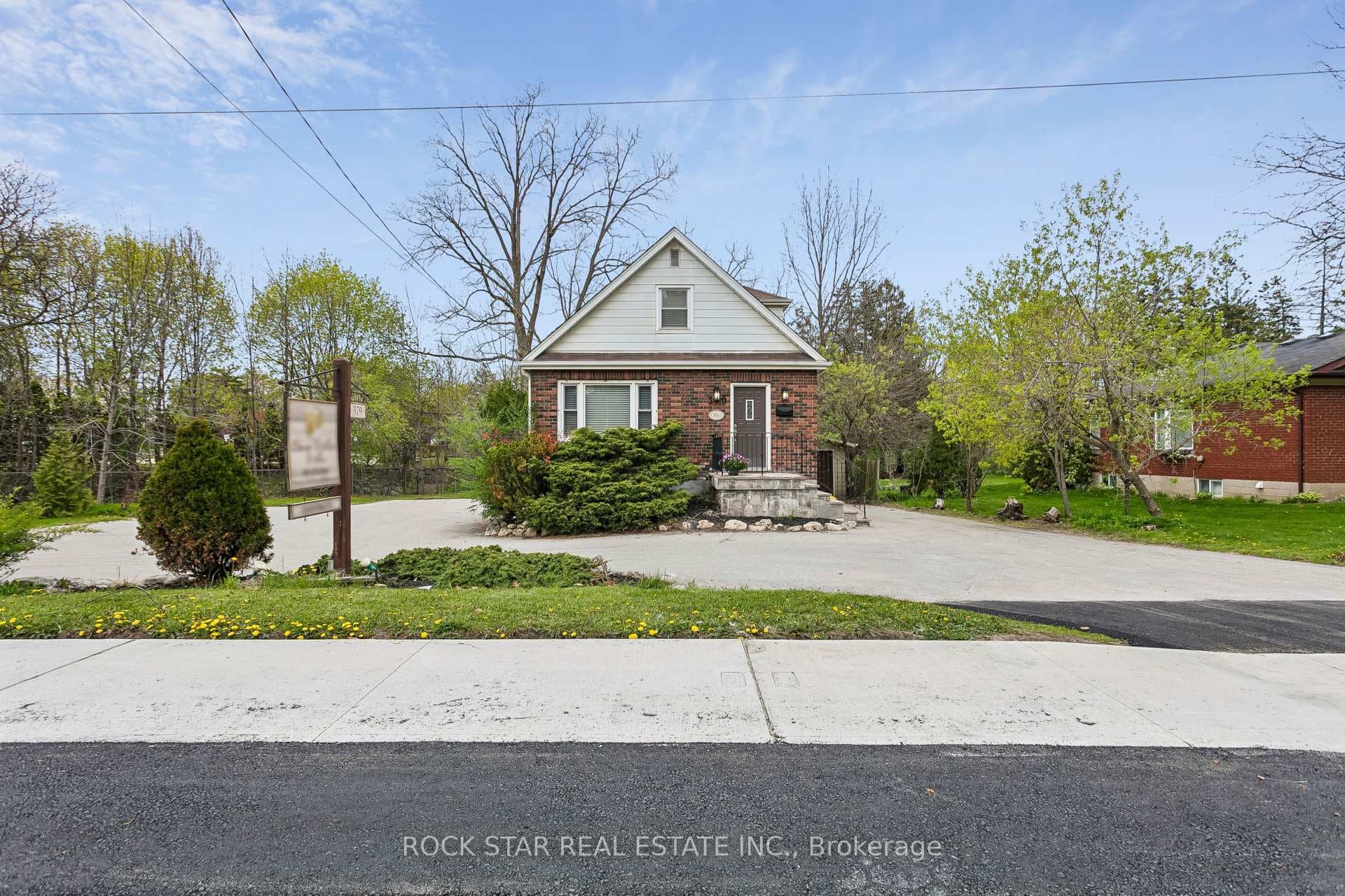 379 Ontario Street, Milton