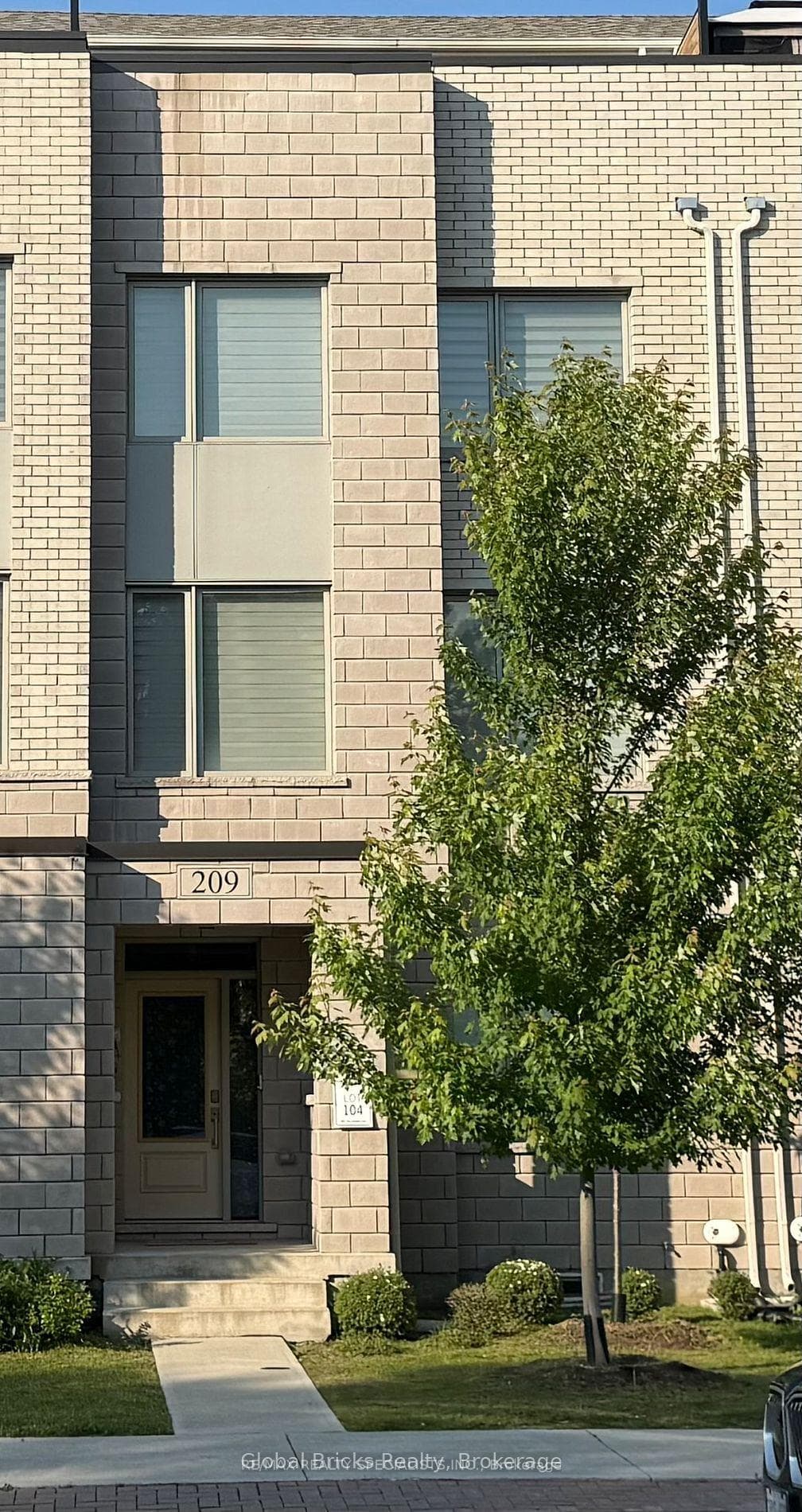 209 The Donway East N/A, Don Mills / Parkwoods / Victoria Village, ON M3B 0B4 - Photo 1