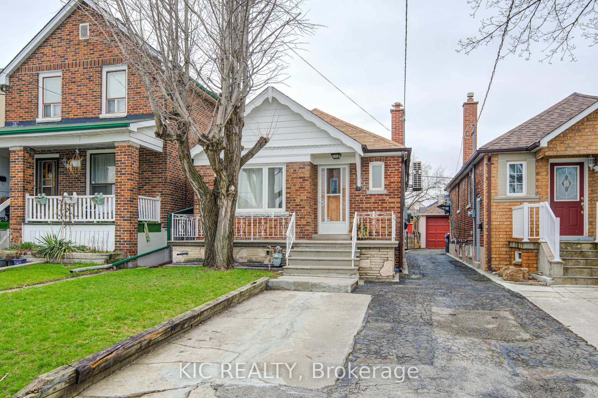 35 MONTCALM Avenue, Toronto W04
