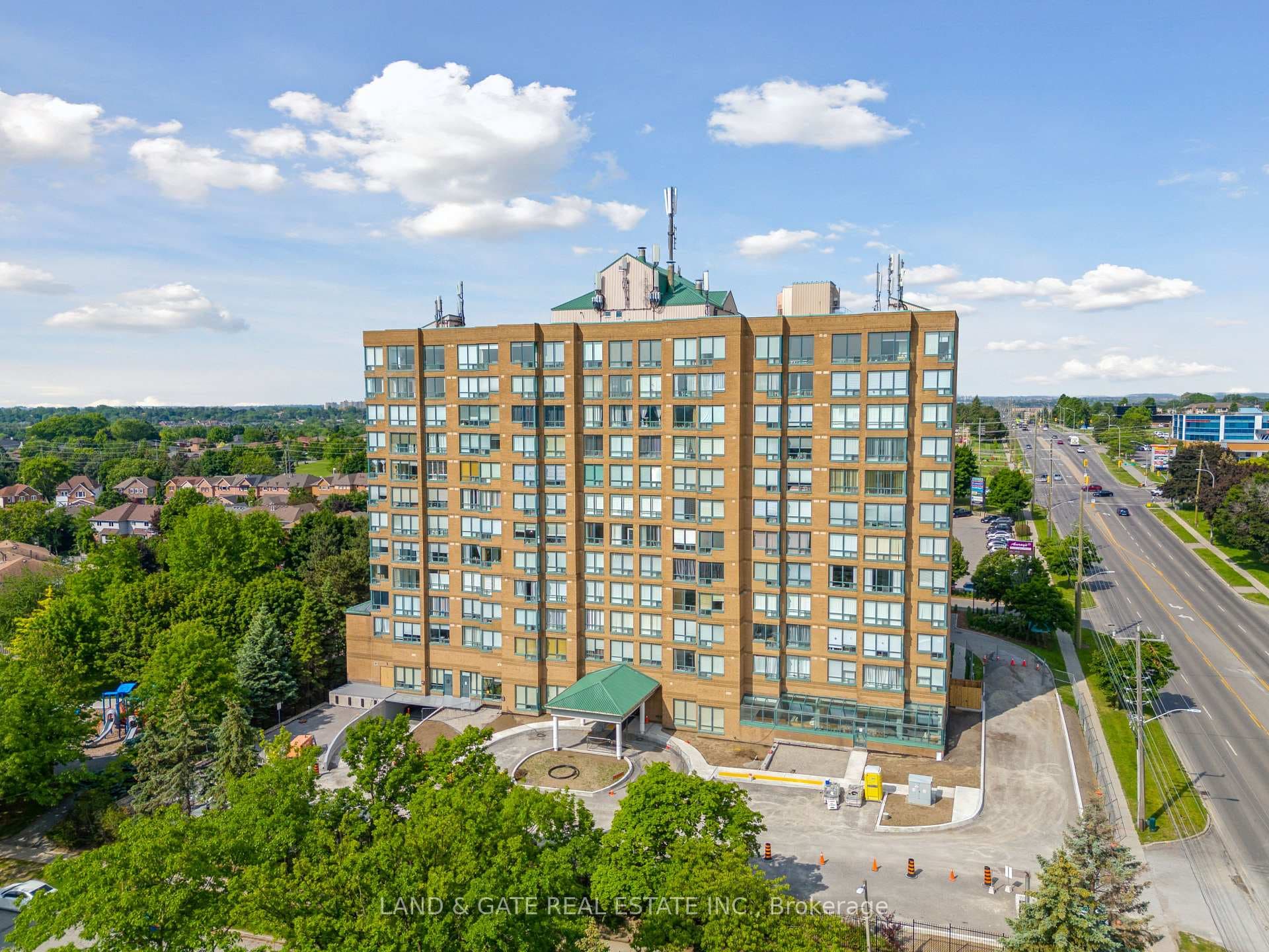 711 Rossland Road Unit 601, Whitby