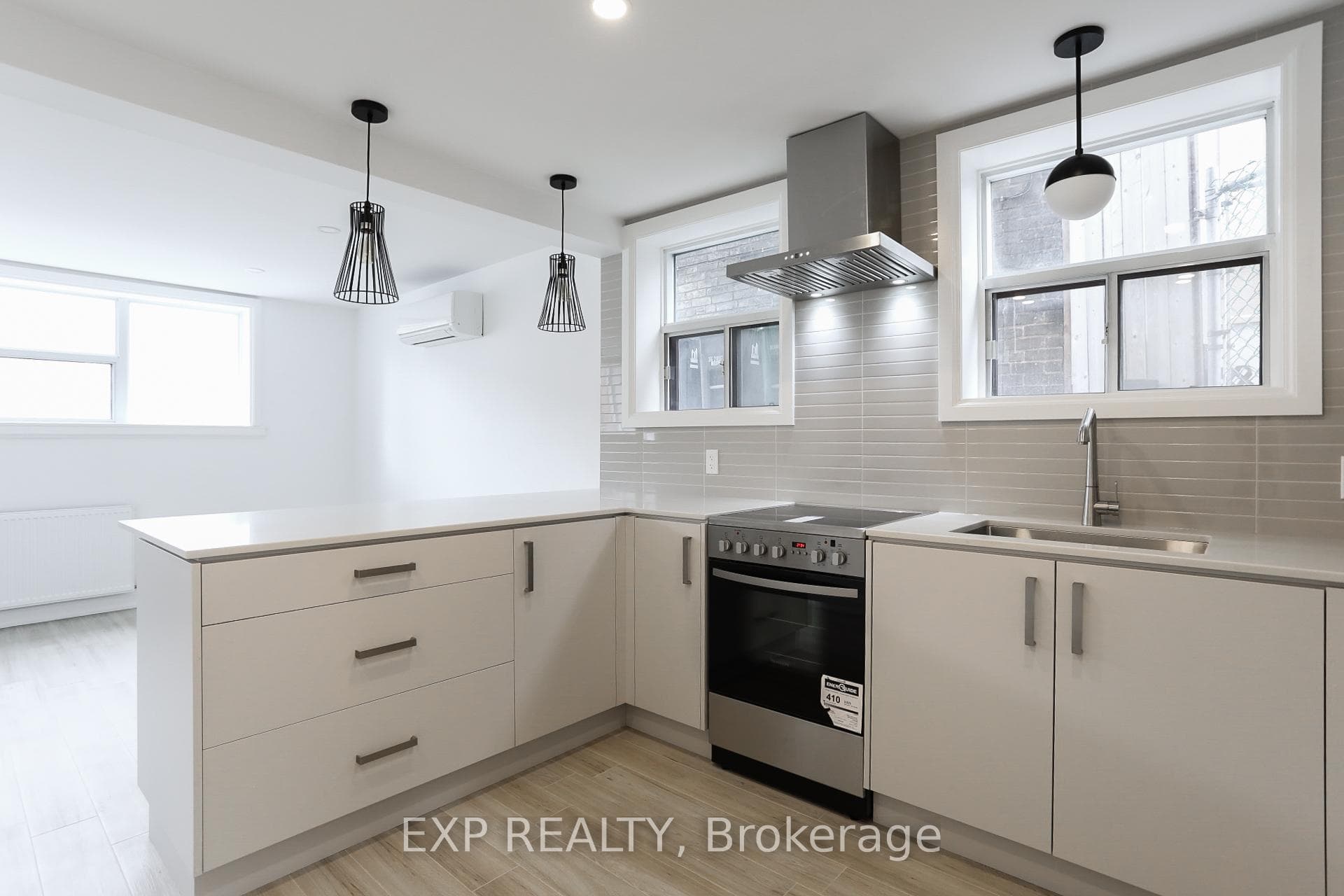 73 Balfour Avenue Unit Apt 1, The Beaches / Upper Beaches, ON M4C 1T4 - Photo 1