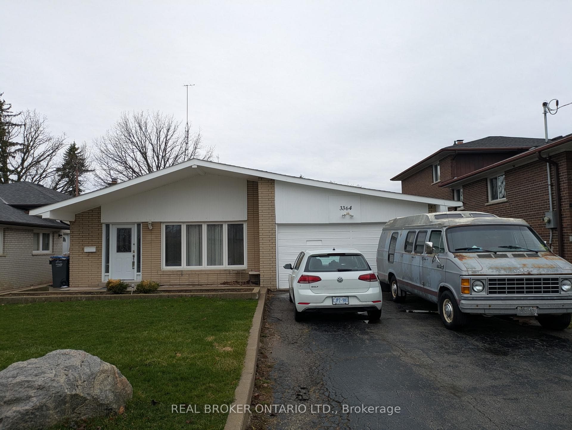 3364 Cedar Creek Drive, Mississauga, ON L4Y 2Y1 - Photo 1