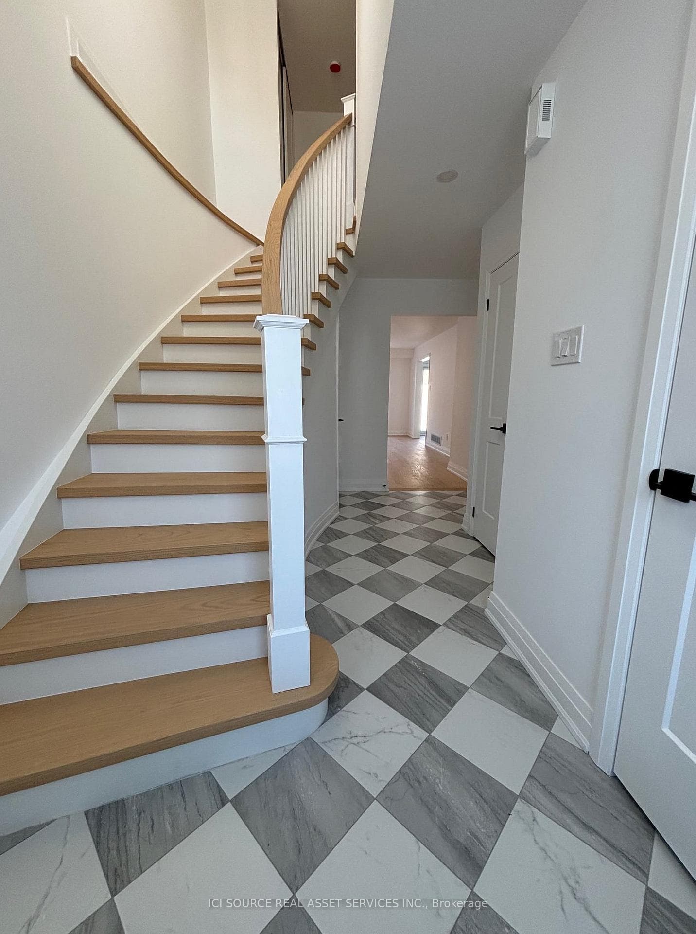 851 Sweetwater Crescent, Mississauga, ON L5H 4A7 - Photo 1