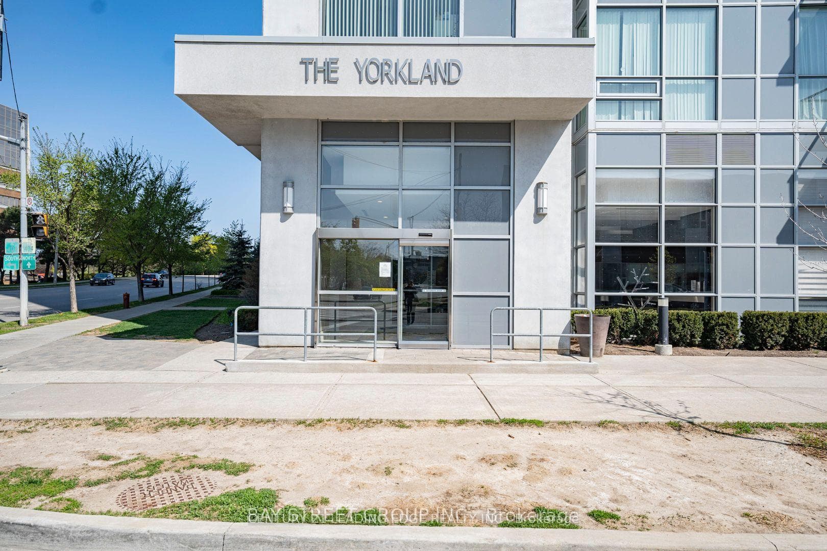 THE YORKLAND ENTRANCE