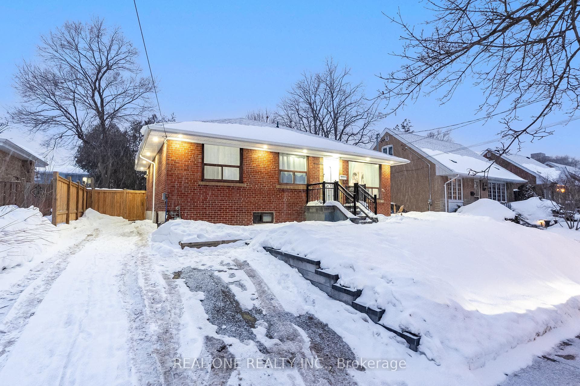 18 Courton Drive, Dorset Park / Kennedy Park, ON M1R 1K8 - Photo 1