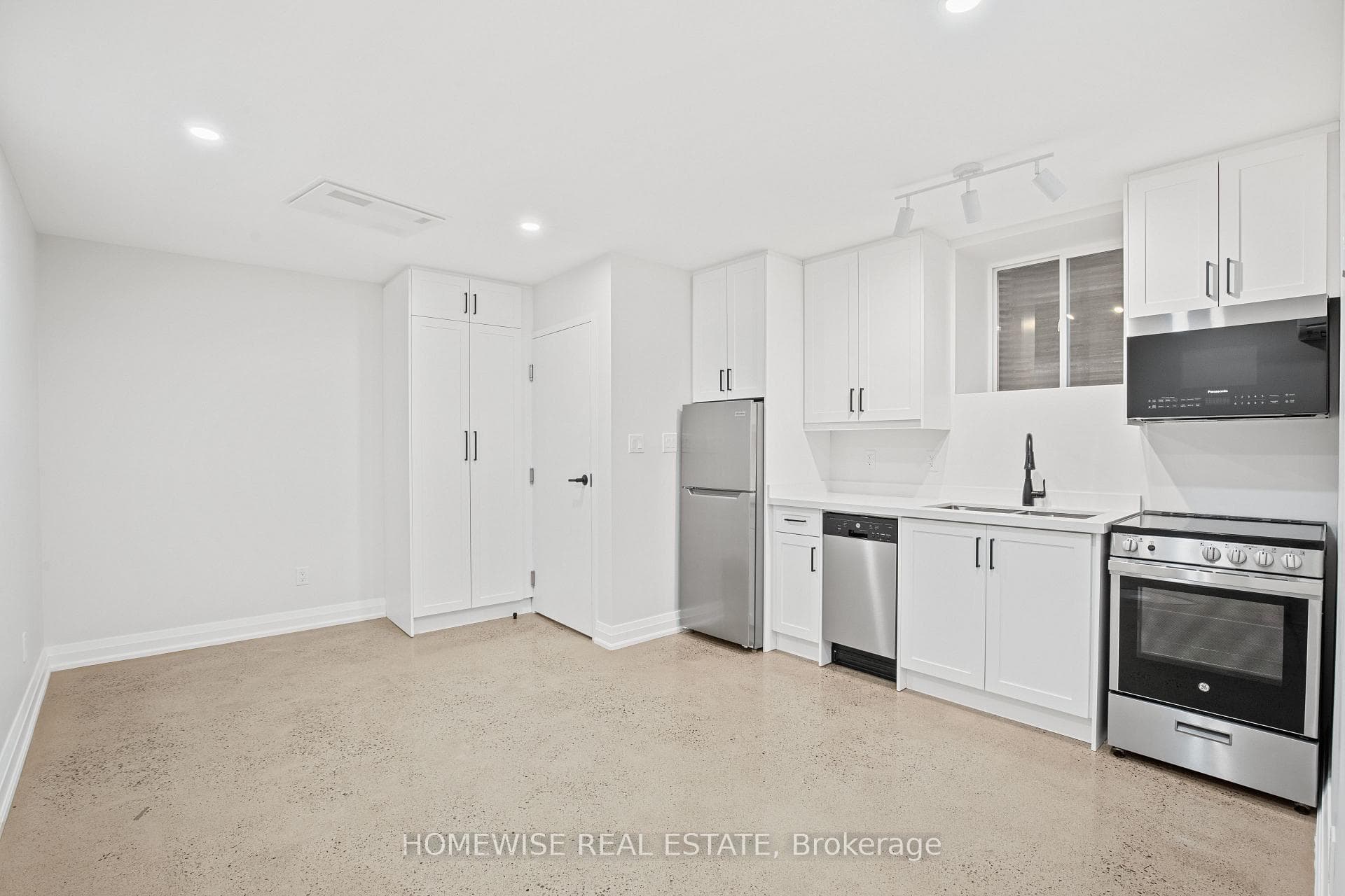 2563 Dundas Street Unit 5, Toronto W02