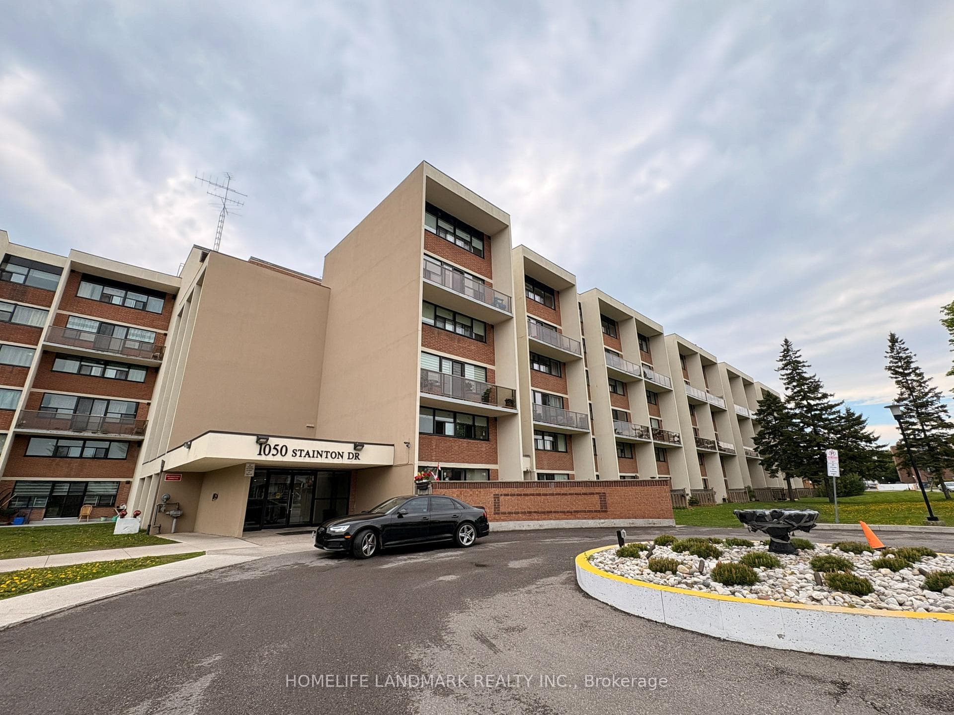 1050 Stainton Drive Unit 327, Mississauga, ON L5C 2T7 - Photo 1
