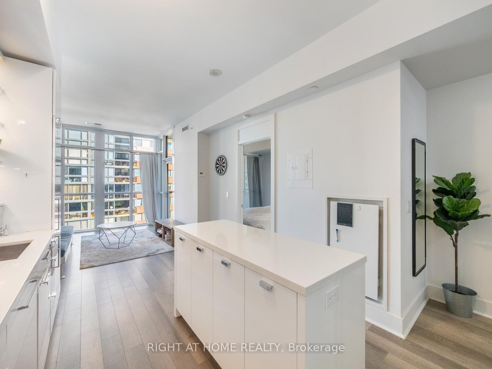 32 Davenport Road Unit 706, Annex / Yorkville / Summerhill, ON M5R 0B5 - Photo 1