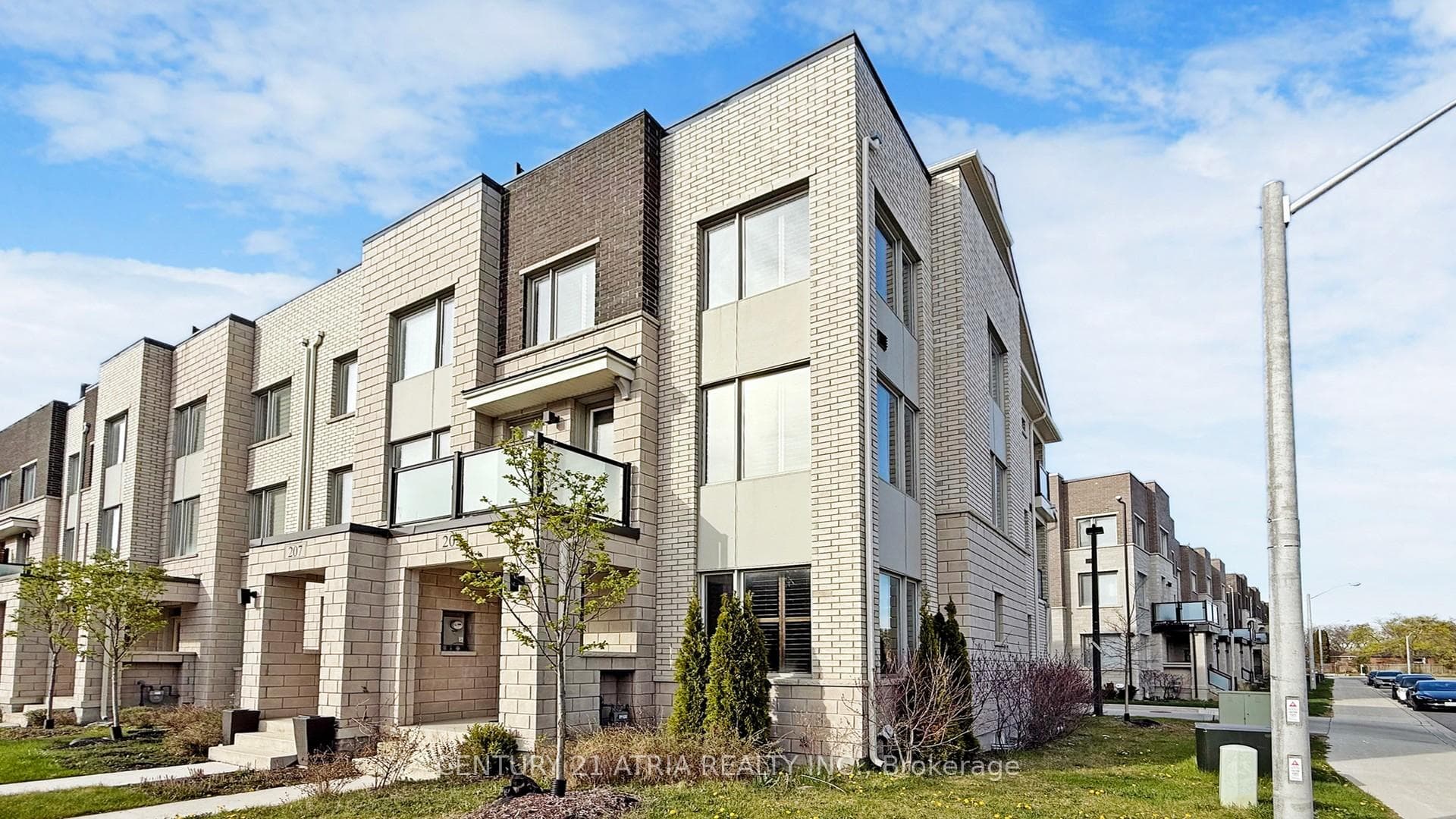 205 The Donway N/A, Don Mills / Parkwoods / Victoria Village, ON M3B 0B4 - Photo 1