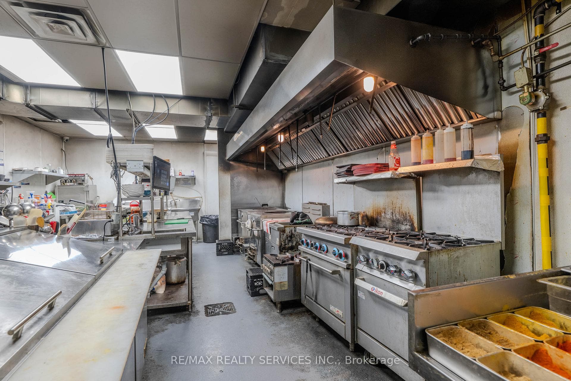 2055 DUNDAS Street, Mississauga, ON L4X 2W1 - Photo 1