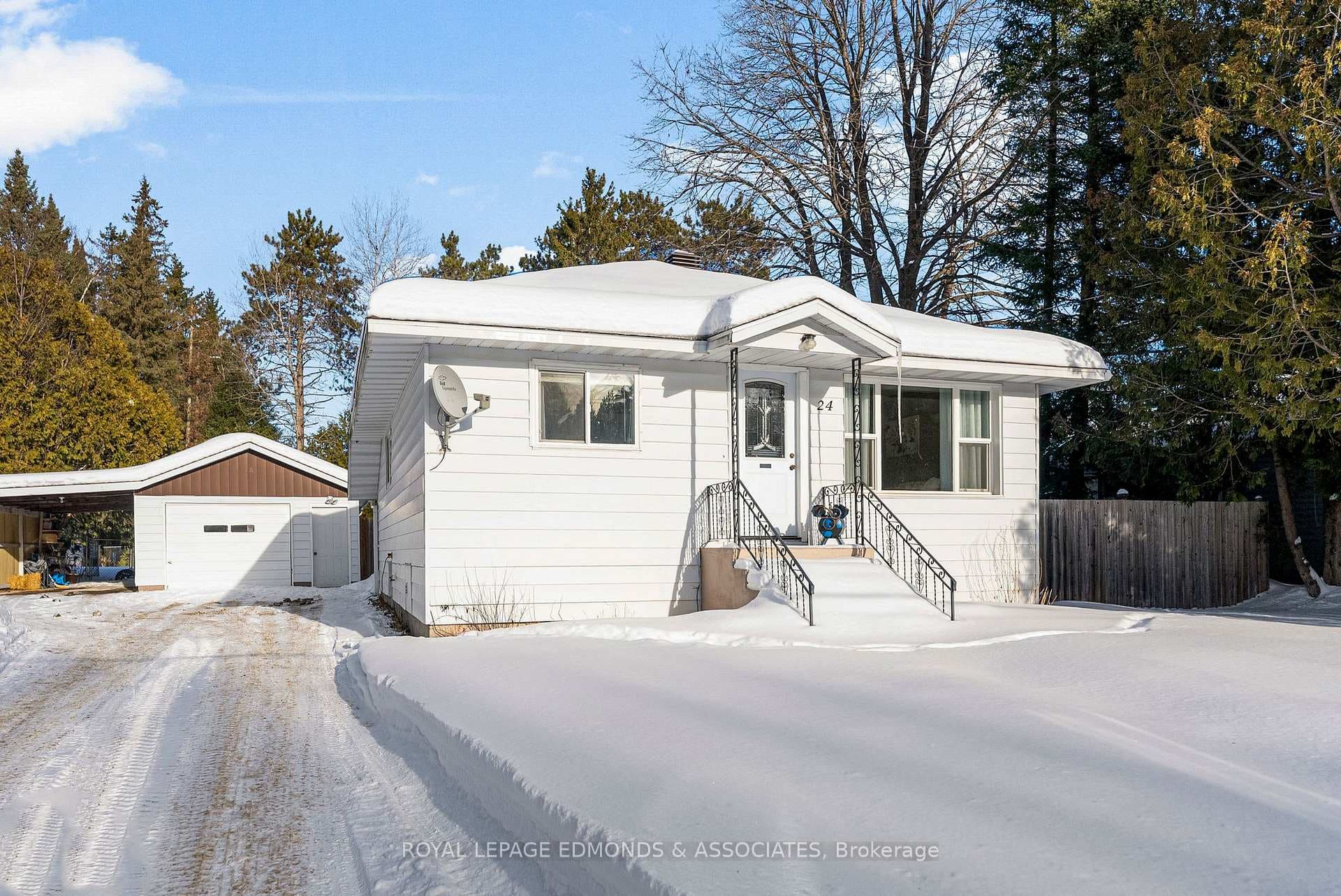 24 Ottawa Street, Laurentian Hills