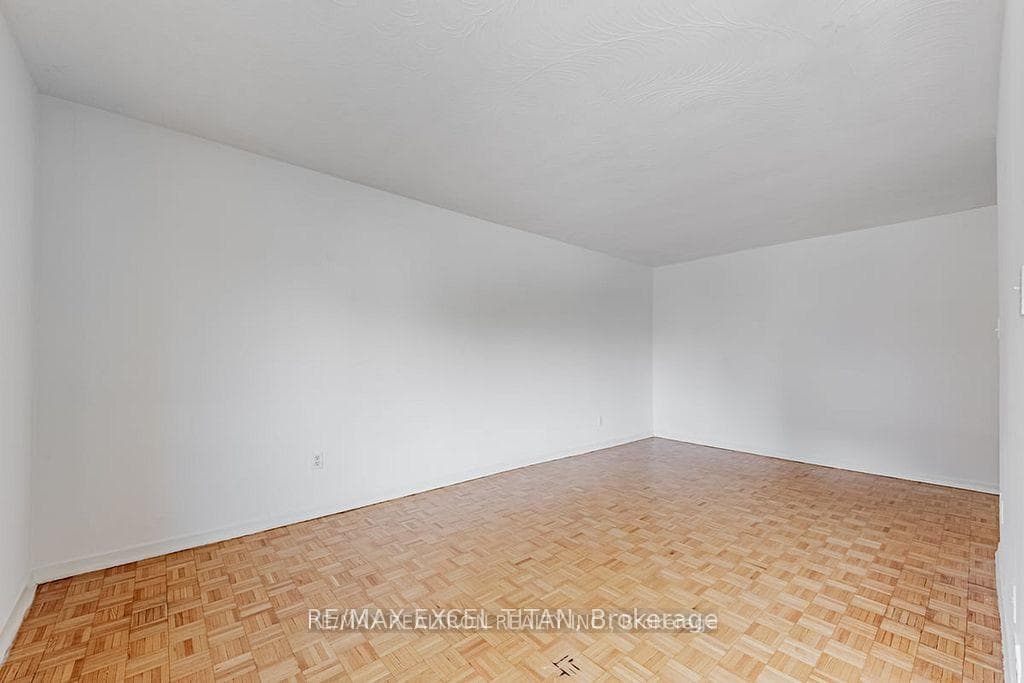 165 Colborne Avenue Unit 402, Richmond Hill, ON L4C 2K2 - Photo 1