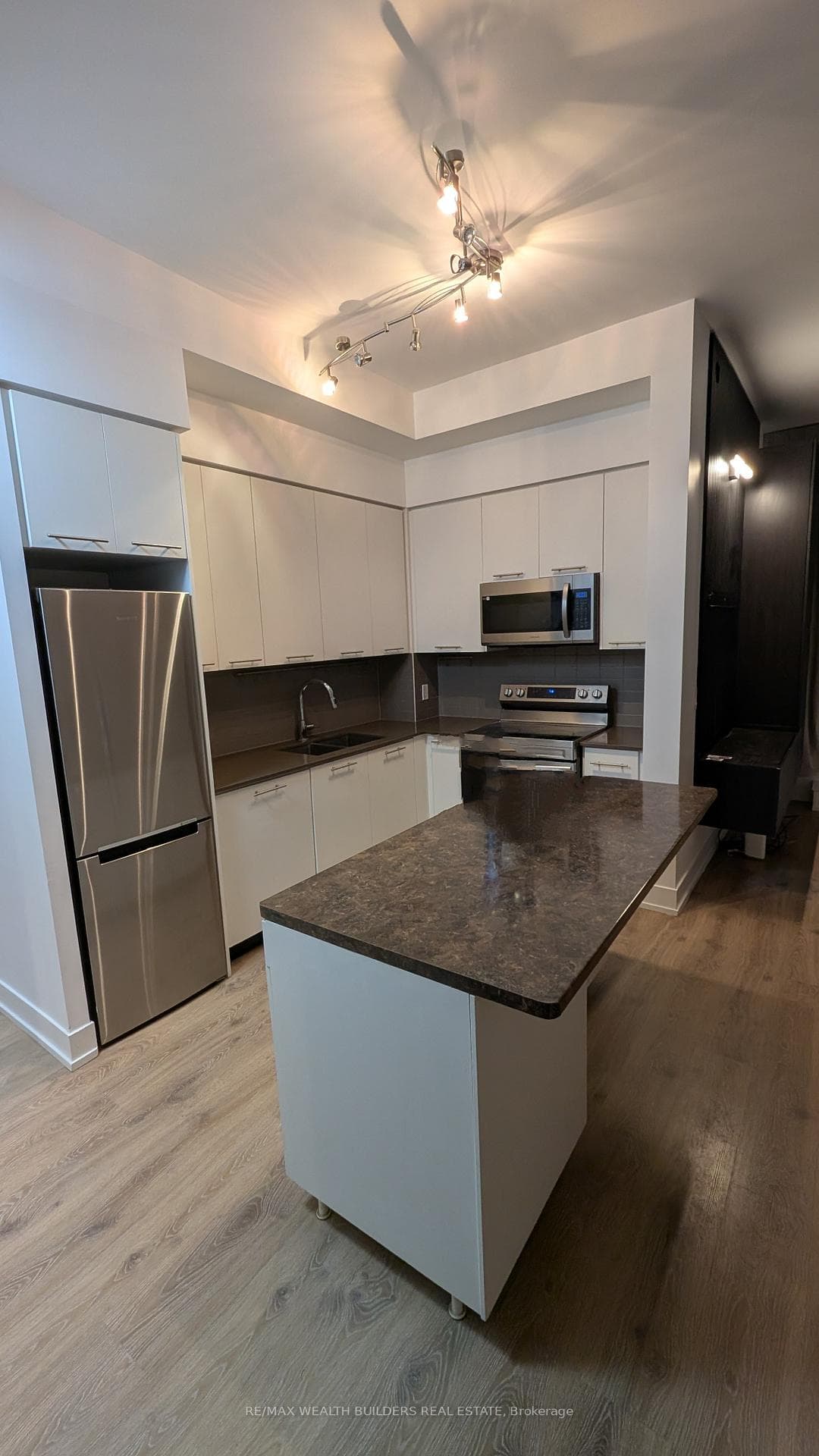 9471 Yonge Street Unit 213, Richmond Hill, ON L4C 0Z5 - Photo 1