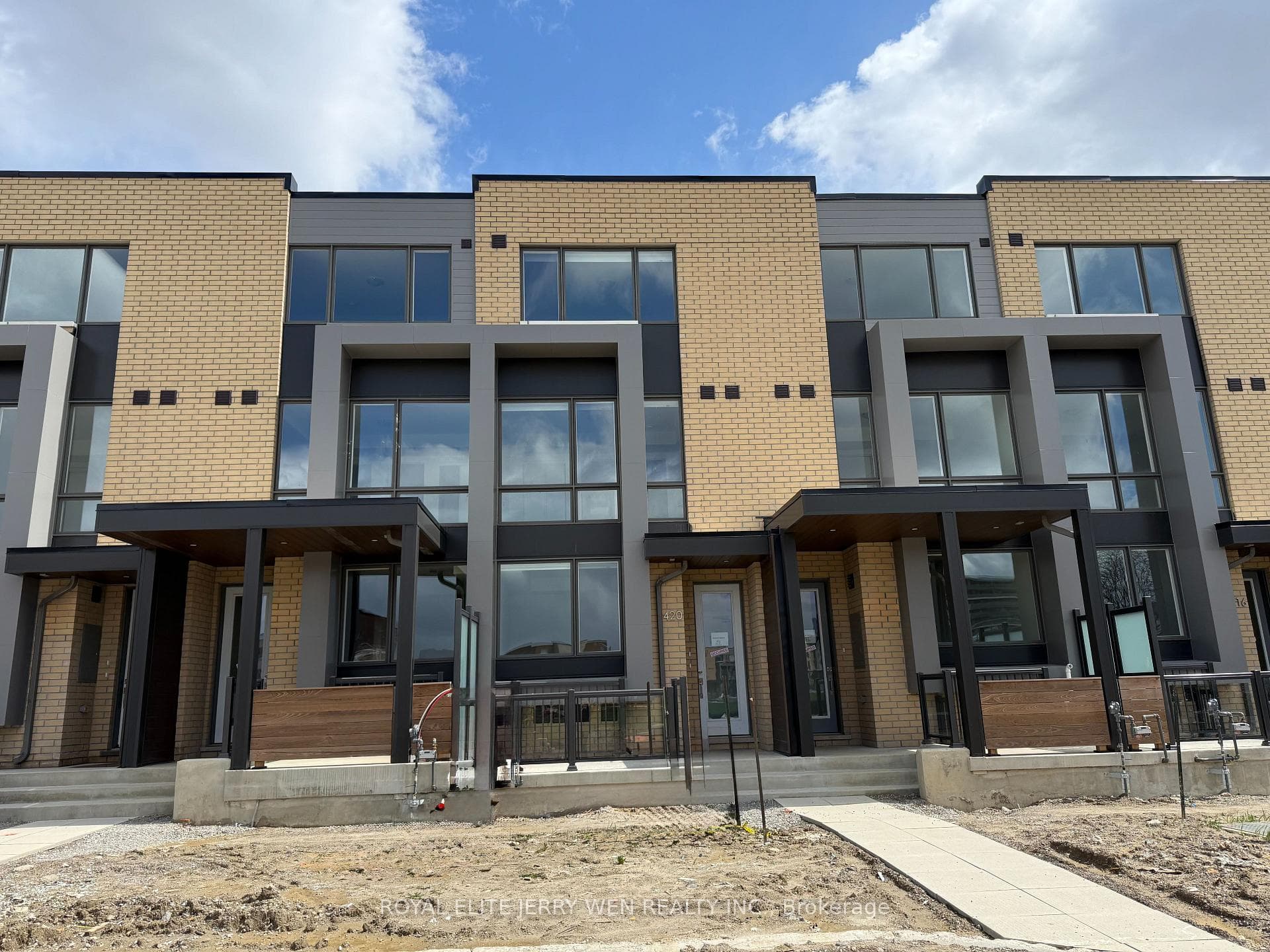 420 Lawrence Heights Way, Toronto C04