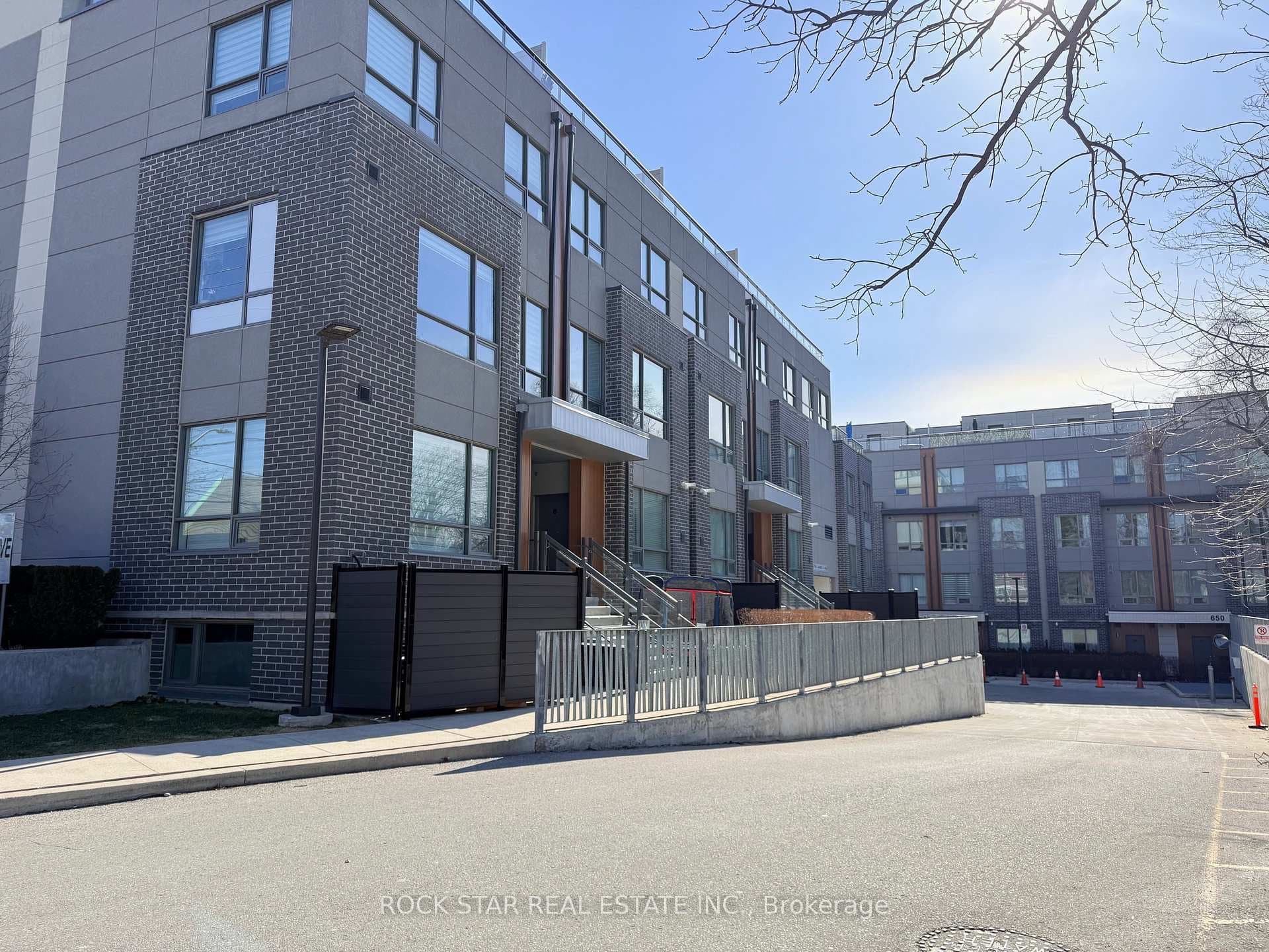670 Atwater Avenue Unit 16, Mississauga, ON L5G 0B6 - Photo 1