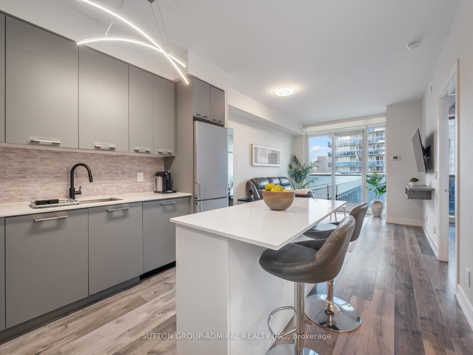 9471 Yonge Street Unit 813, Richmond Hill, ON L4C 0Z5 - Photo 1