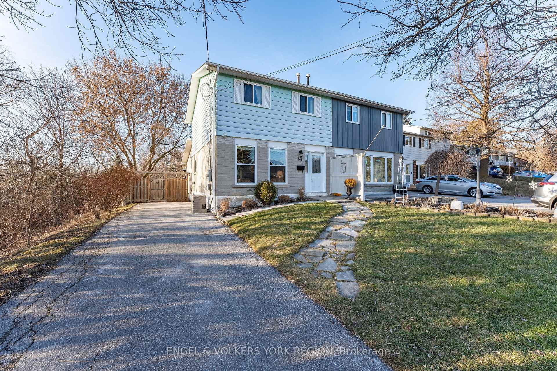 613 Red Deer Street, Newmarket, ON L3Y 3A4 - Photo 1