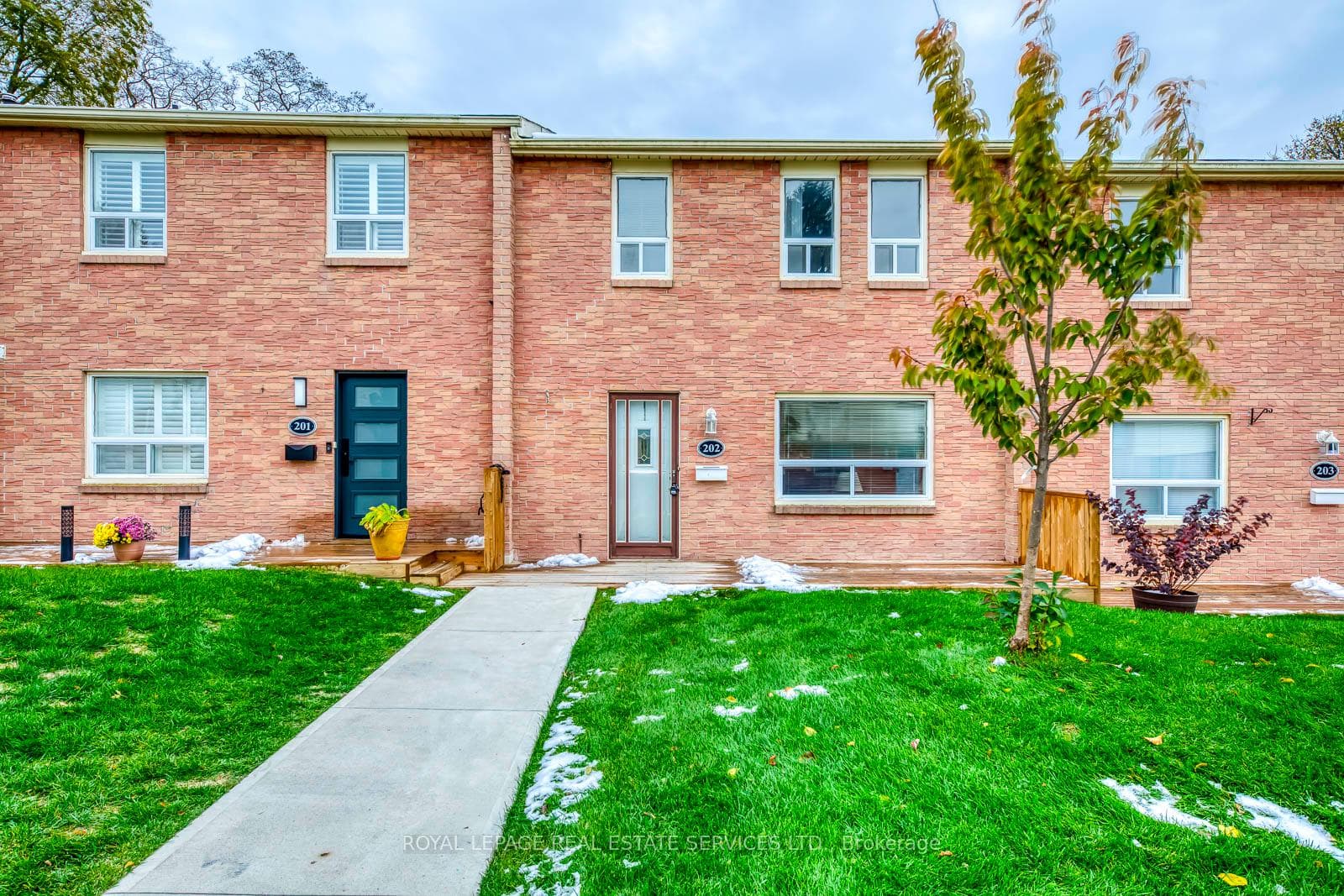 1055 Shawnmarr Road Unit 202, Mississauga, ON L5H 3V2 - Photo 1
