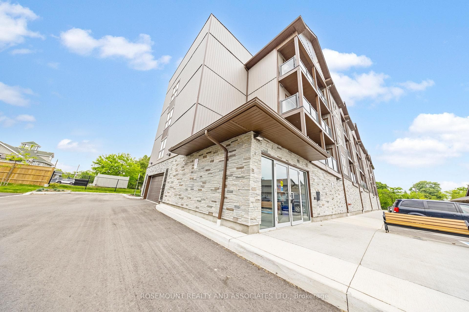 110 Grew Boulevard Unit 203, Georgina, ON L0E 1L0 - Photo 1