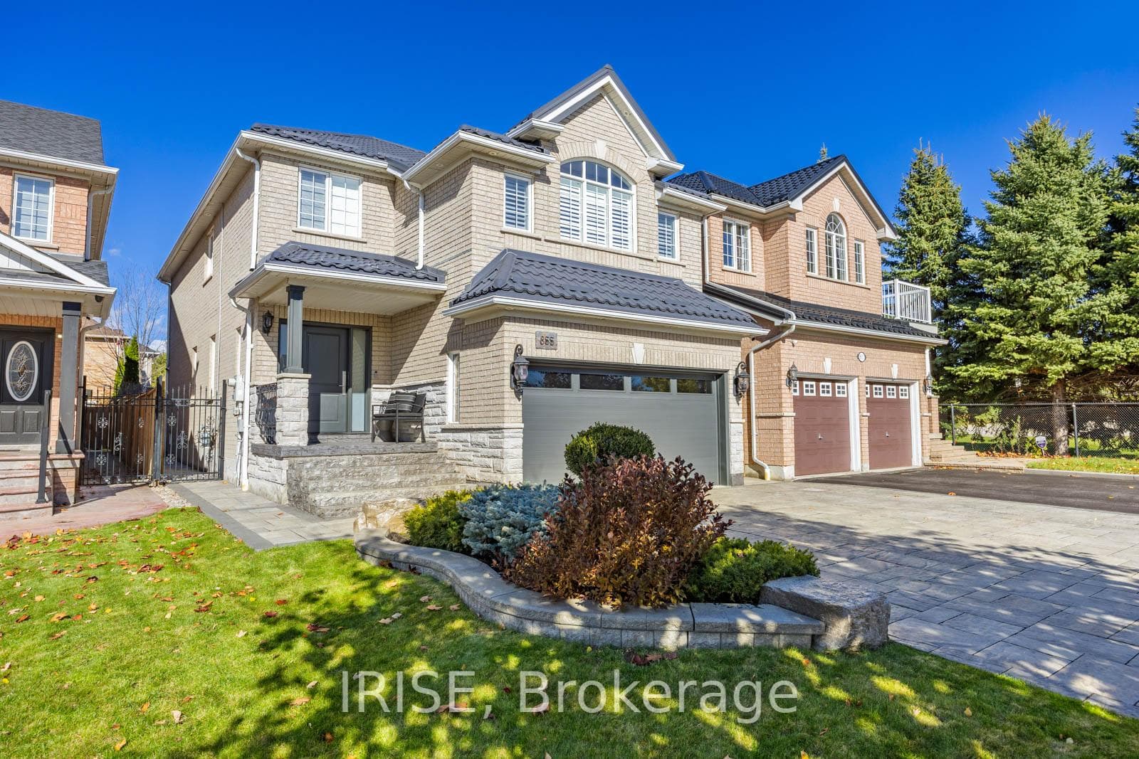 855 Knotty Pine Grove, Mississauga, ON L5W 1K2 - Photo 1