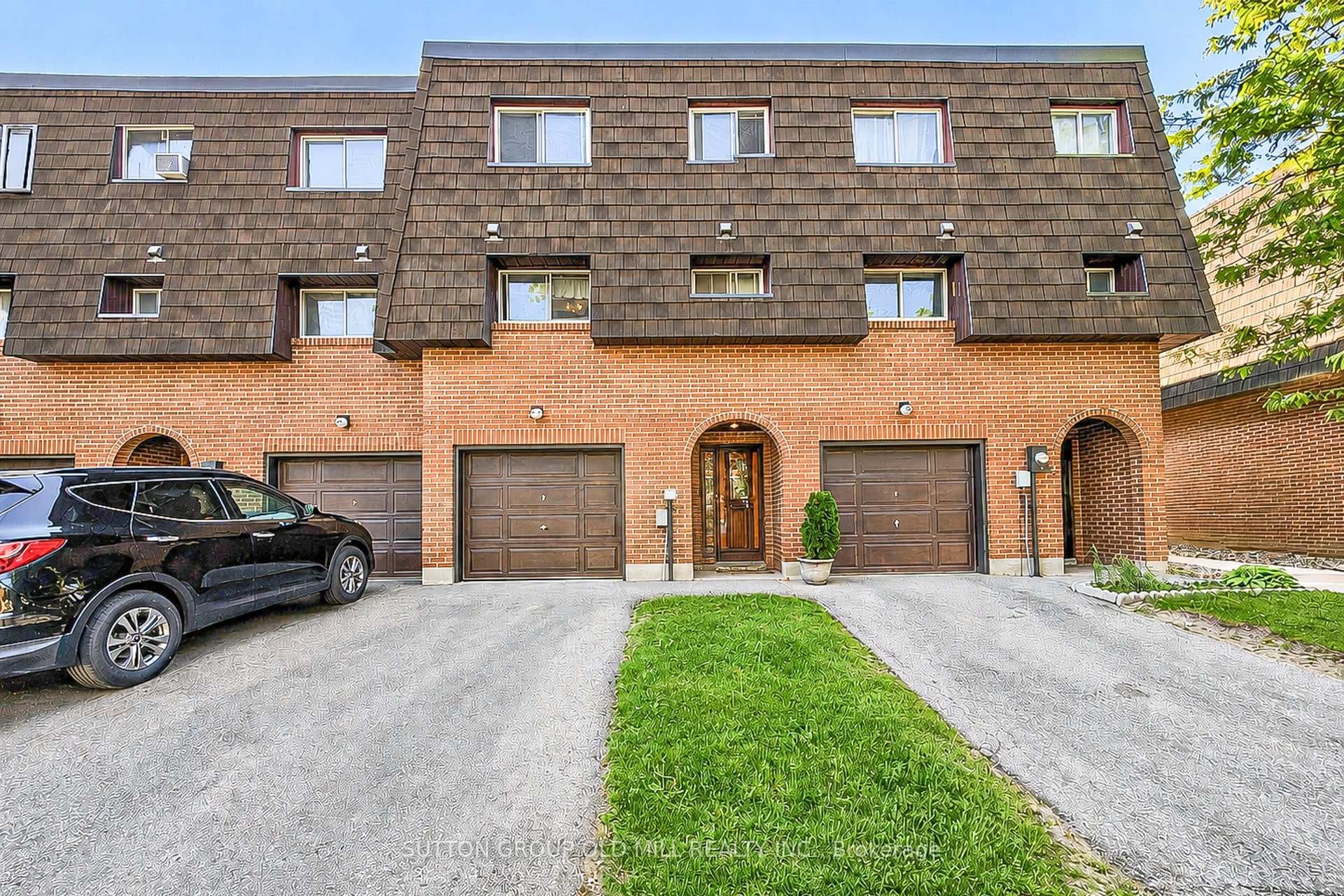 96 Darras Court, Brampton, ON L6T 1W7 - Photo 1
