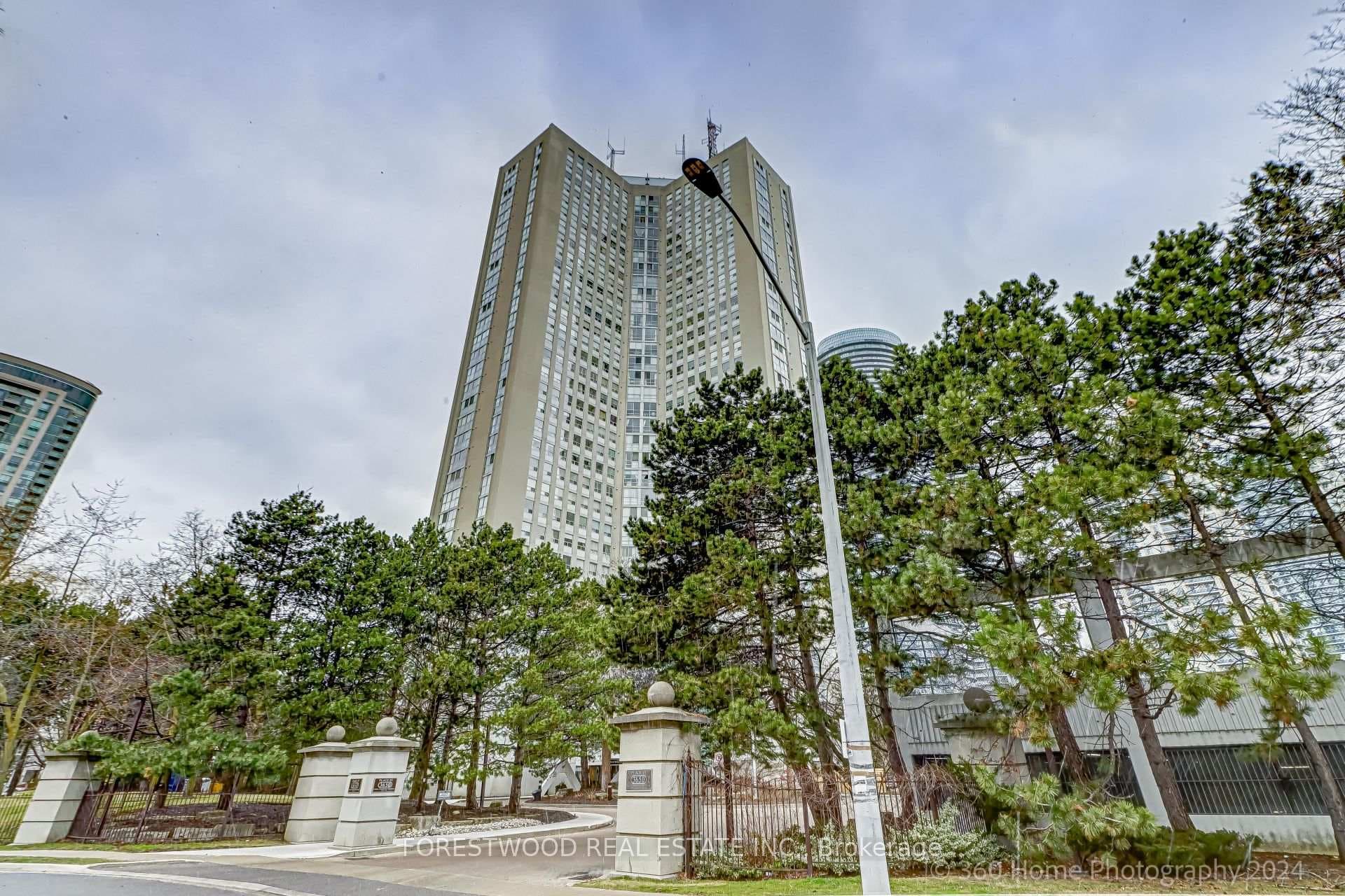 3650 Kaneff Crescent Unit 2302, Mississauga