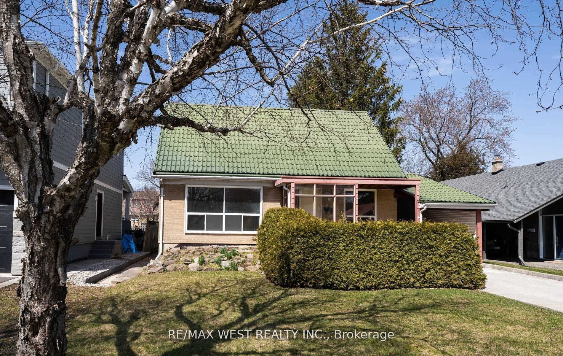 32 Broadleaf Road, Don Mills / Parkwoods / Victoria Village, ON M3B 1C2 - Photo 1