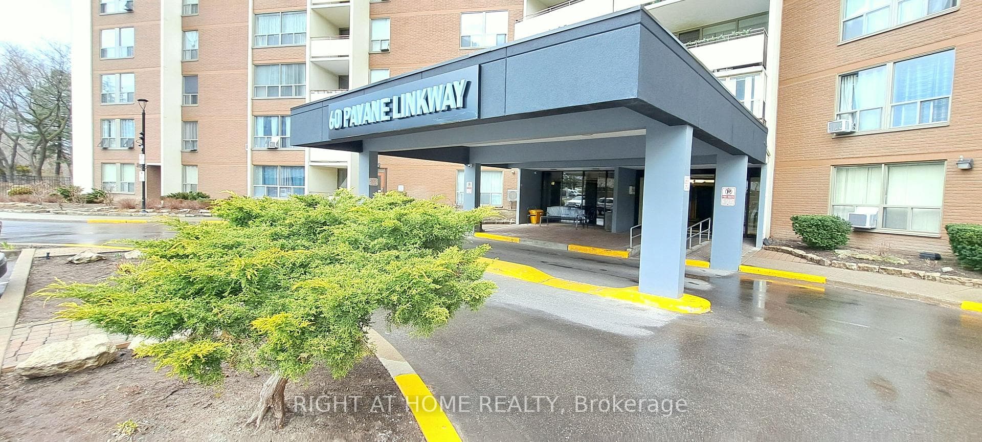 60 Pavane Linkway N/A Unit 3 (R1-3), Flemingdon Park / Don Mills, ON M3C 1A1 - Photo 1