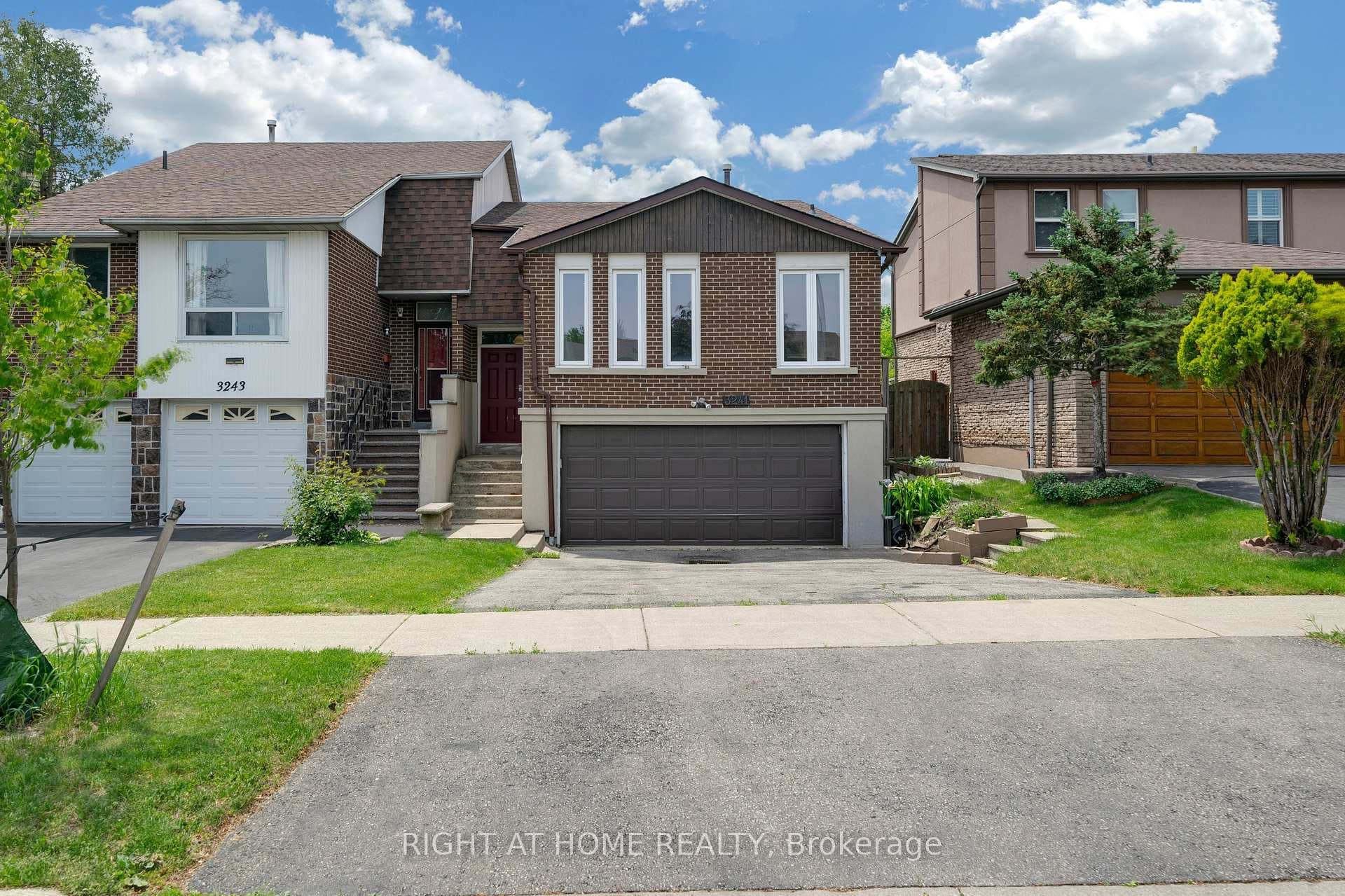 3241 Mccarthy Court, Mississauga, ON L4Y 3Z4 - Photo 1