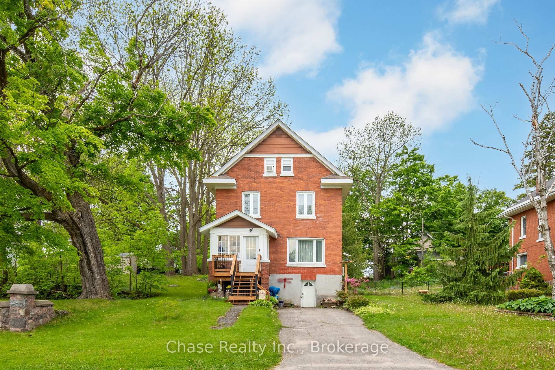 746 Sixth Avenue, Tay