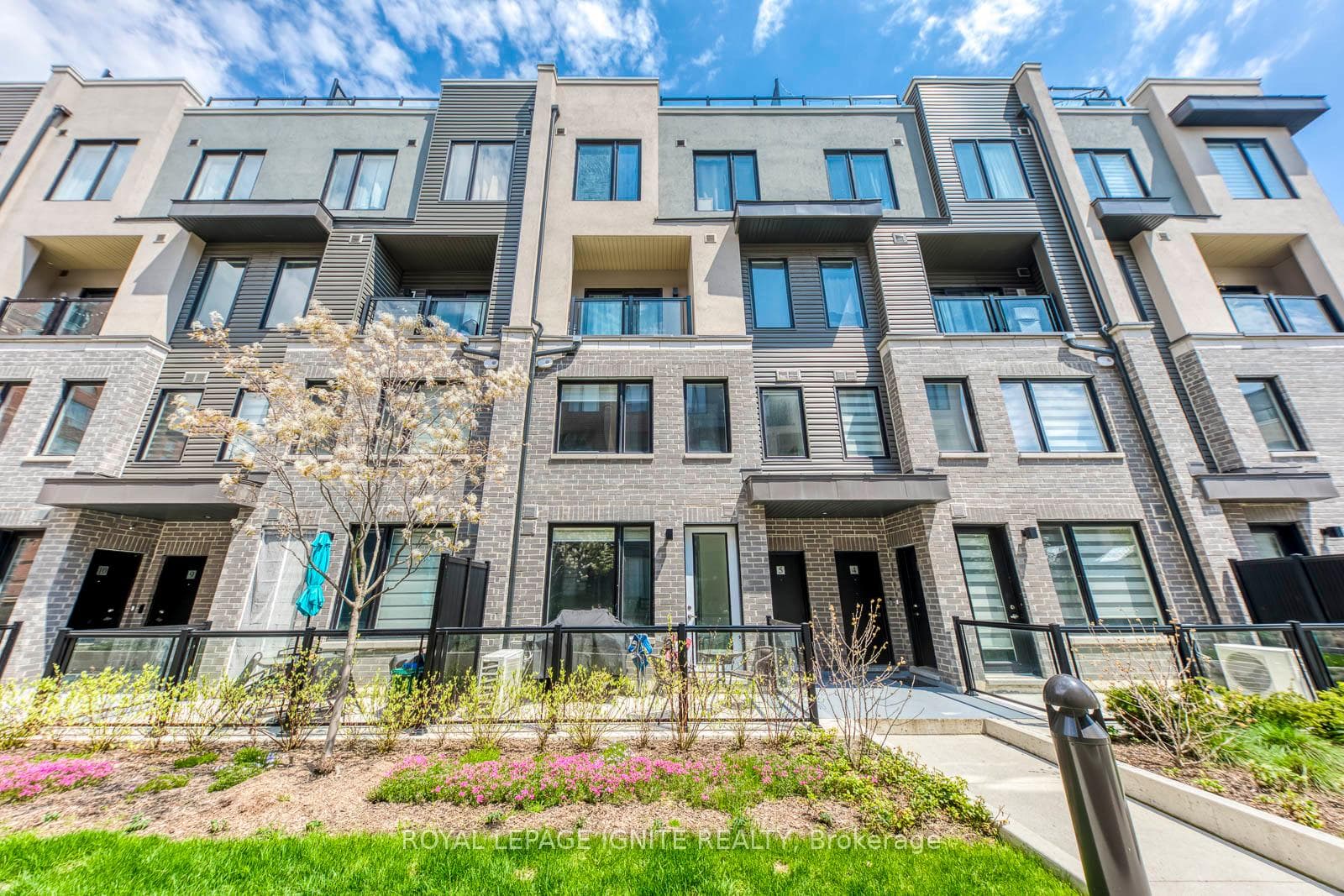 3562 Colonial Drive Unit 6, Mississauga, ON L5L 0C1 - Photo 1