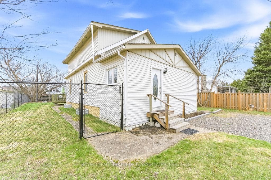 13 Church Street, Laurentian Hills