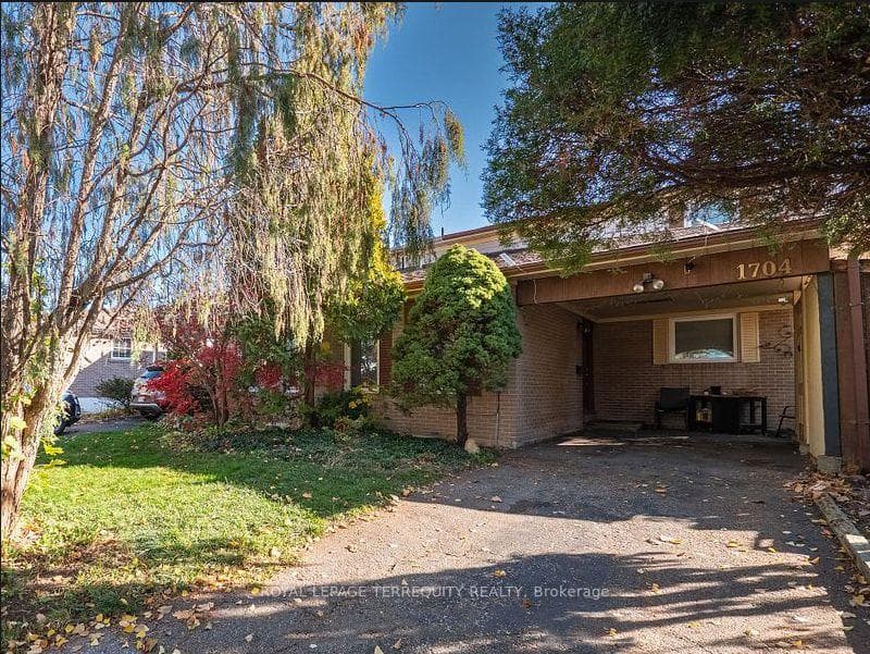 1704 Oberon Crescent, Mississauga, ON L4X 2K8 - Photo 1