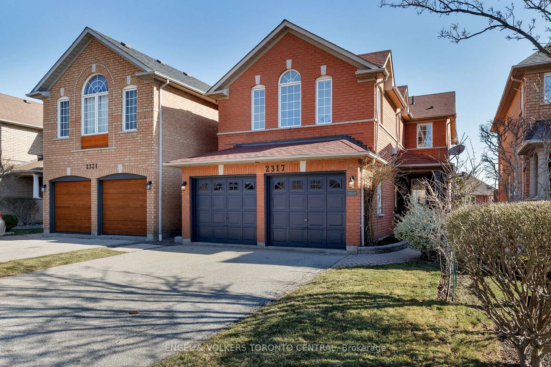 2317 Yorktown Circle, Mississauga, ON L5M 5Y1 - Photo 1