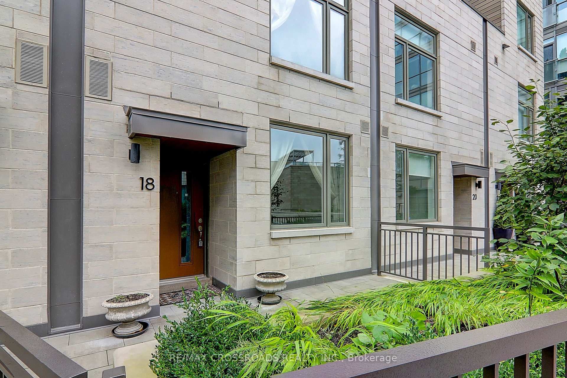 270 Davenport Road Unit TH18, Annex / Yorkville / Summerhill, ON M5R 0C1 - Photo 1