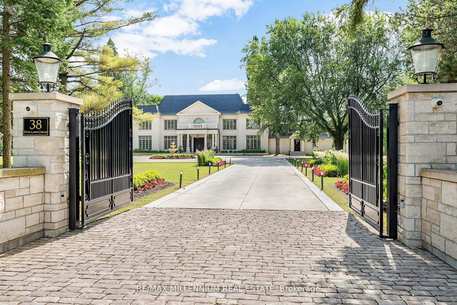 38 Park Lane Circle, Bridle Path / York Mills / Hoggs Hollow, ON M3C 2N2 - Photo 1