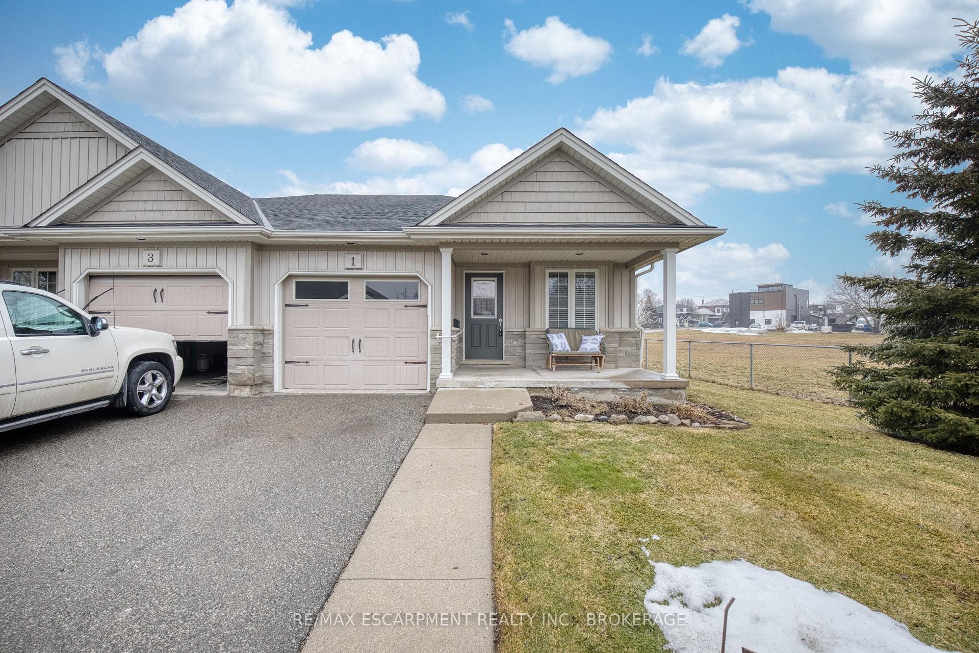 1 Sunnydale Court, West Lincoln, ON L0R 2A0 - Photo 1