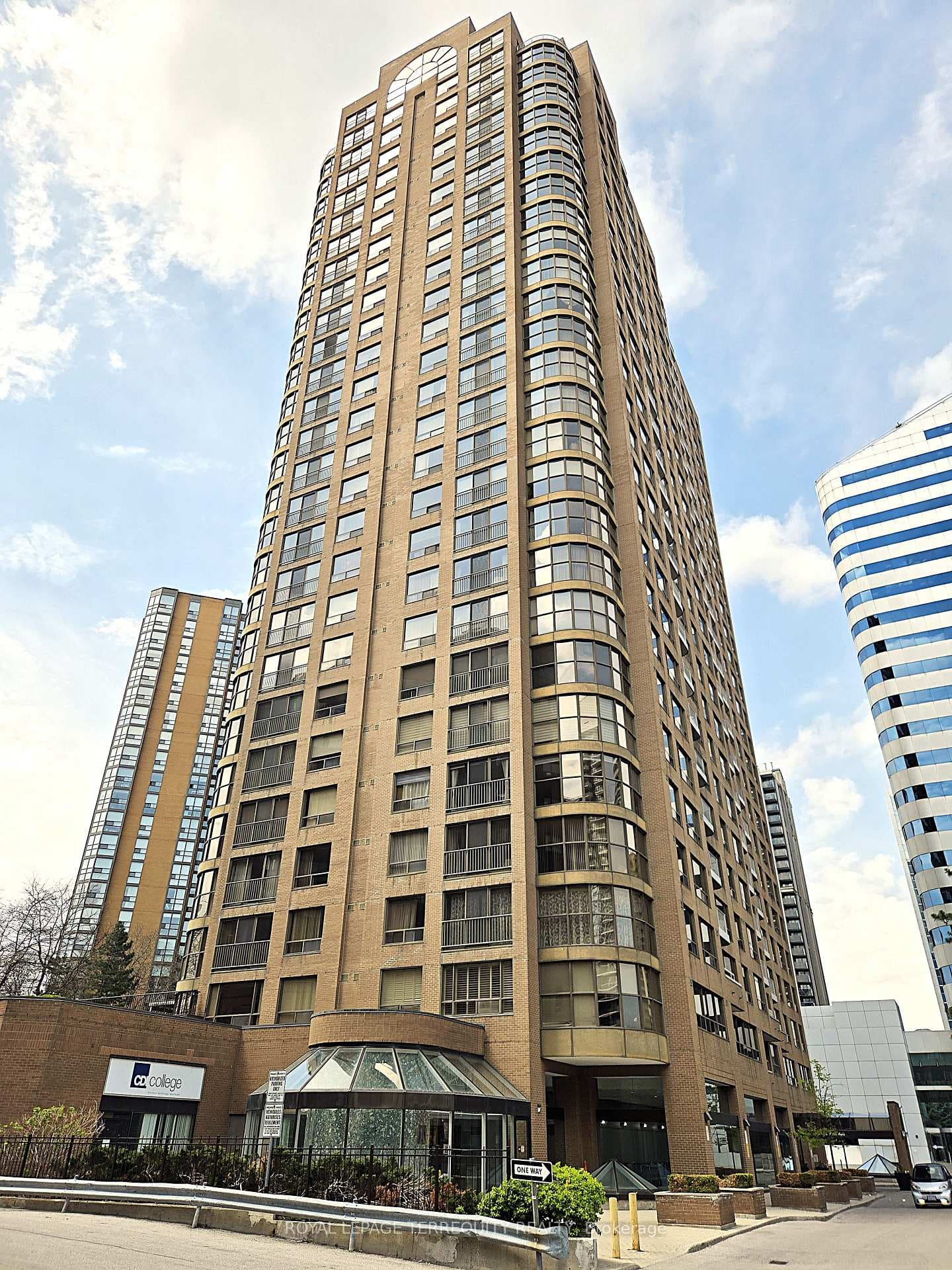 100 Upper Madison Avenue Unit 1708, Thornhill / Willowdale, ON M2N 6M4 - Photo 1