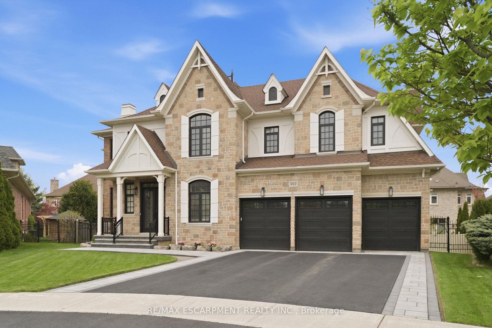 950 Fredonia Drive, Mississauga, ON L5C 2W4 - Photo 1