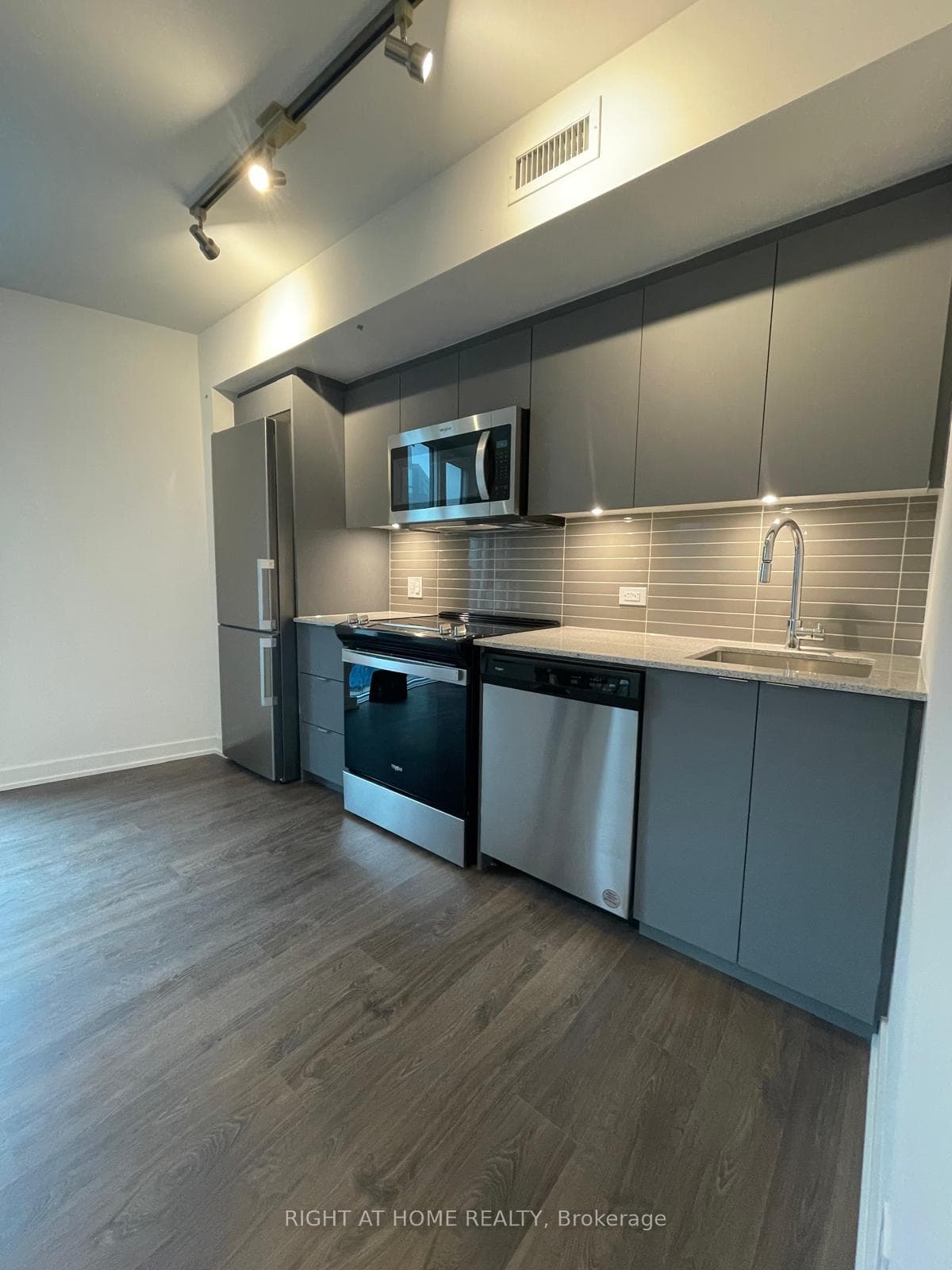 30 Tretti Way Unit 209, North York (Bathurst Manor / Clanton Park), ON M3H 0E3 - Photo 1