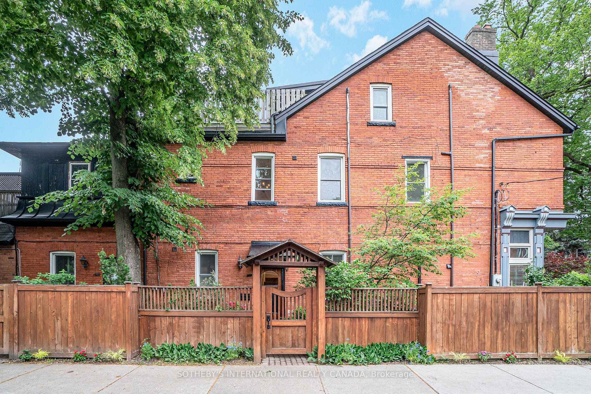 225 Major Street Unit 3, Downtown Toronto / Waterfront, ON M5S 2L4 - Photo 1