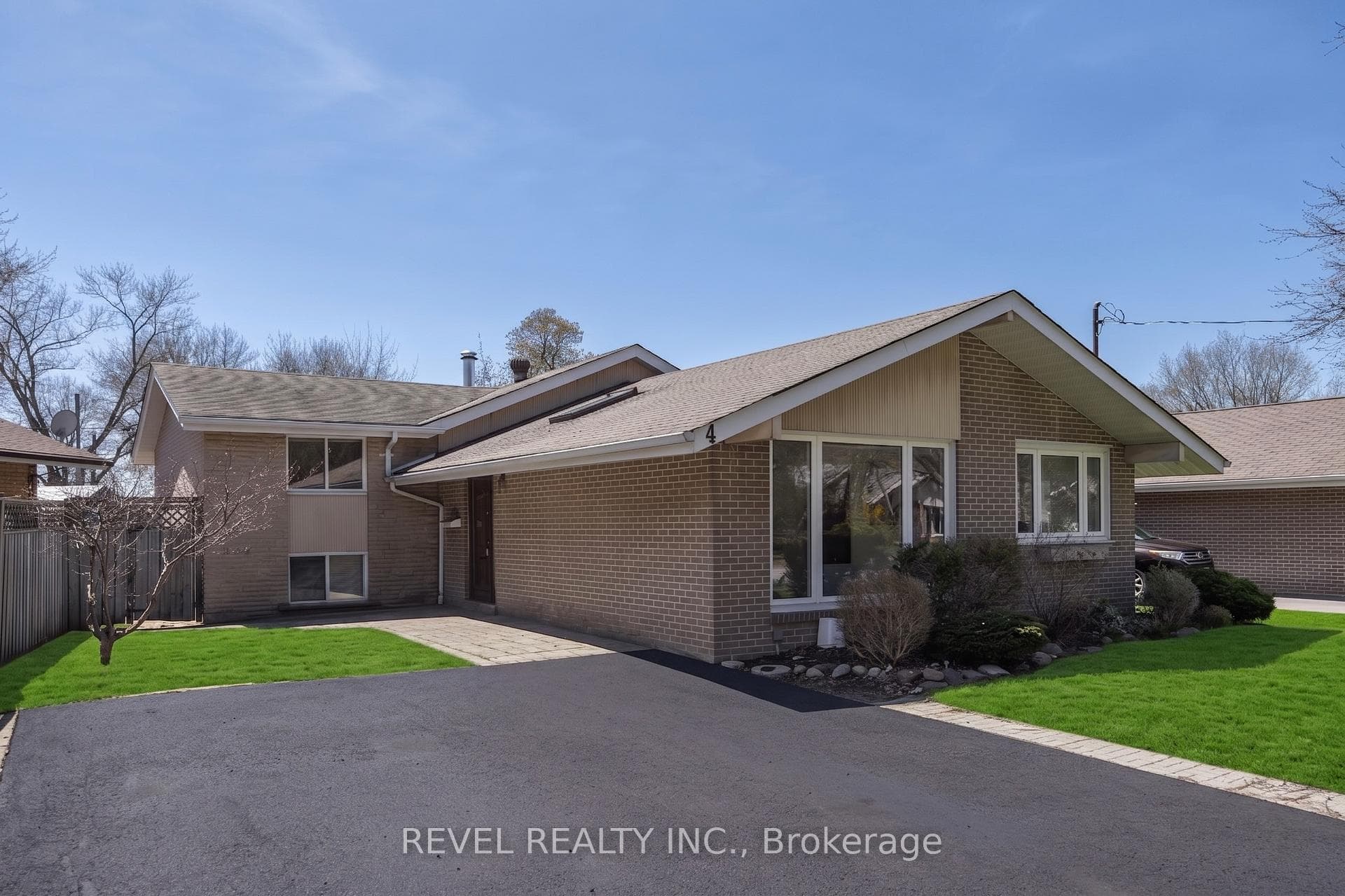 4 Oakley Boulevard, Scarborough (West Hill / Highland Creek)