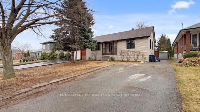19 Hawthorne Road, Etobicoke (Kingsview Village / Humber Heights), ON M9R 1N9 - Photo 1