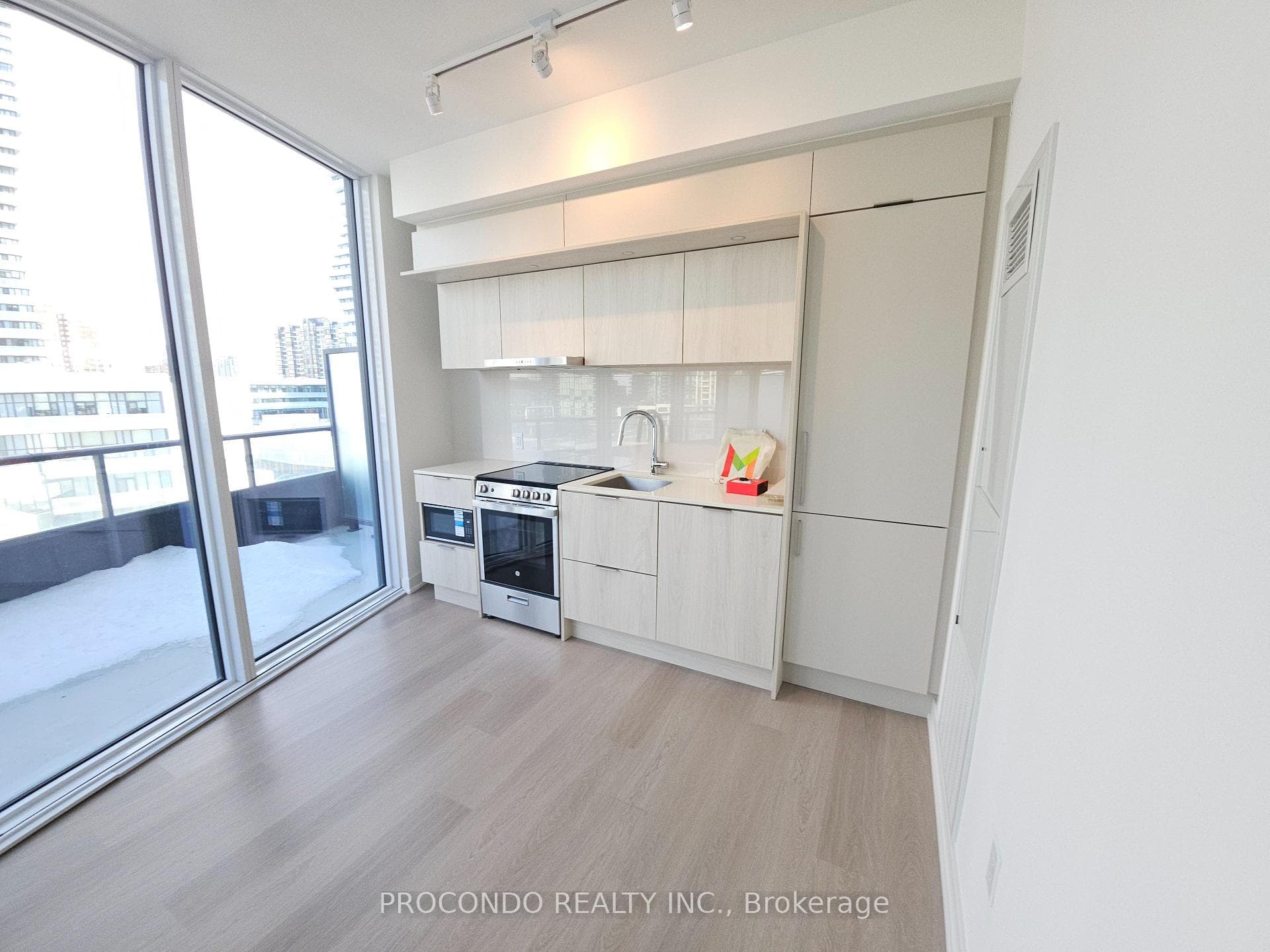 448 Burnhamthorpe Road Unit 610, Mississauga, ON L5B 0R4 - Photo 1