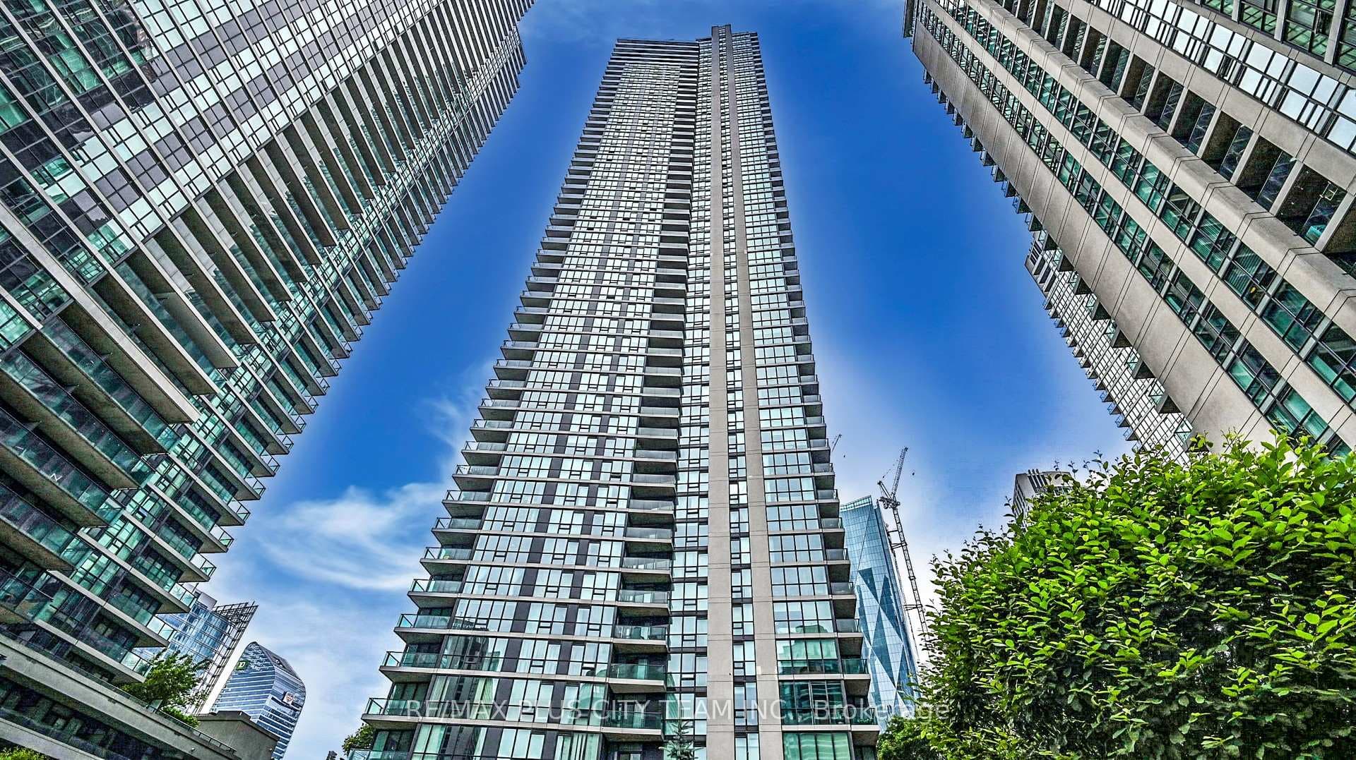 18 Harbour Street Unit 201, Downtown Toronto / Waterfront, ON M5J 2Z6 - Photo 1