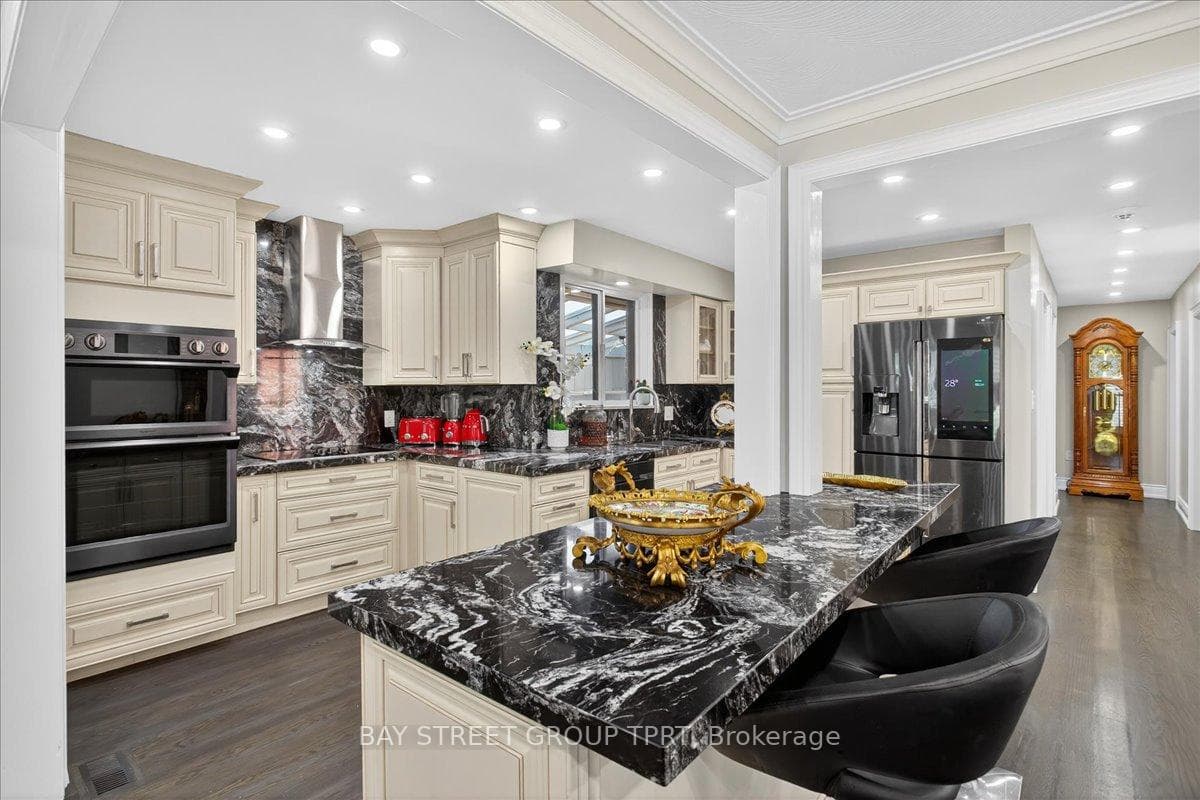 6 Evernby Boulevard, Etobicoke (Kingsview Village / Humber Heights), ON M9R 3G8 - Photo 1