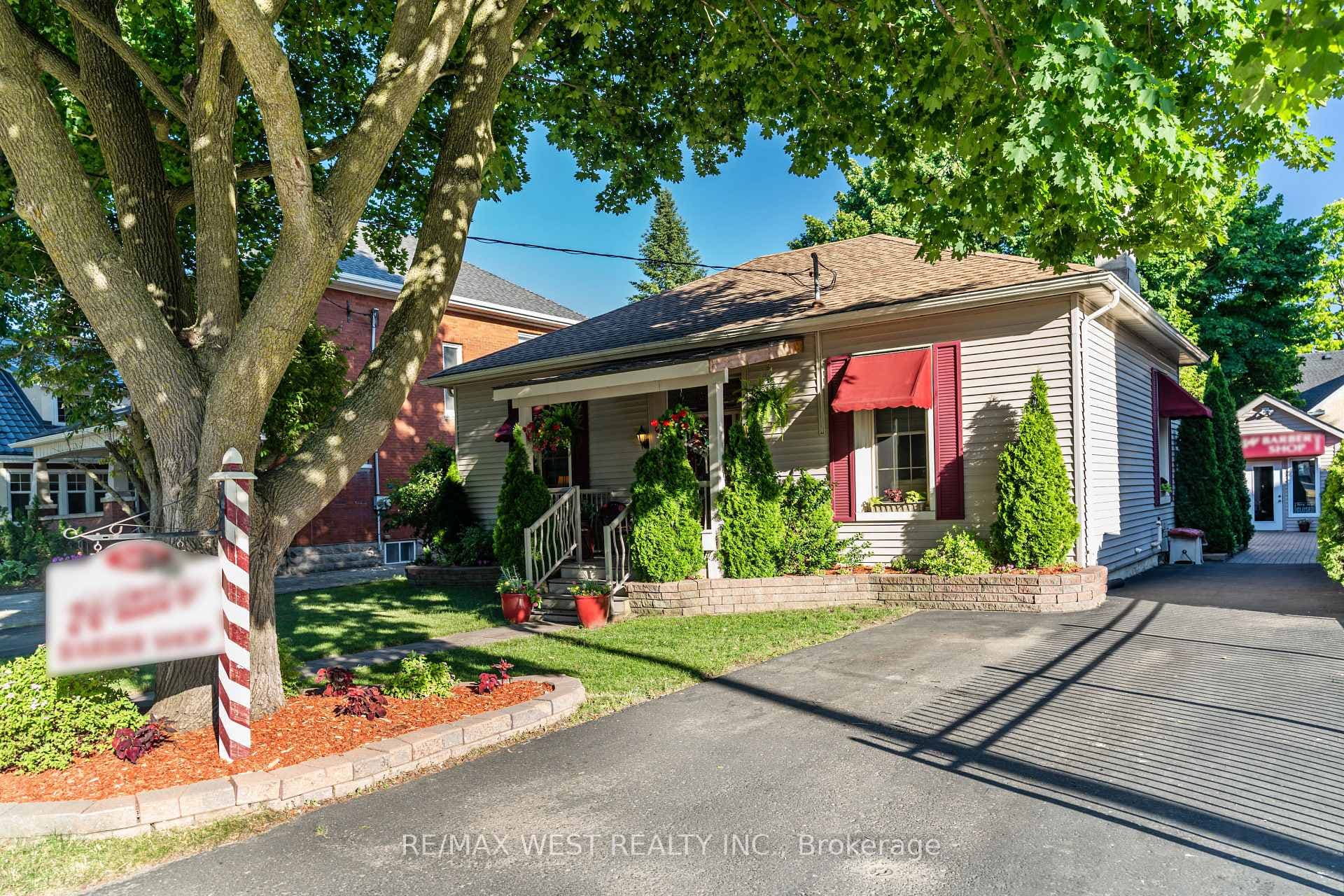 560 Peel Street, Woodstock