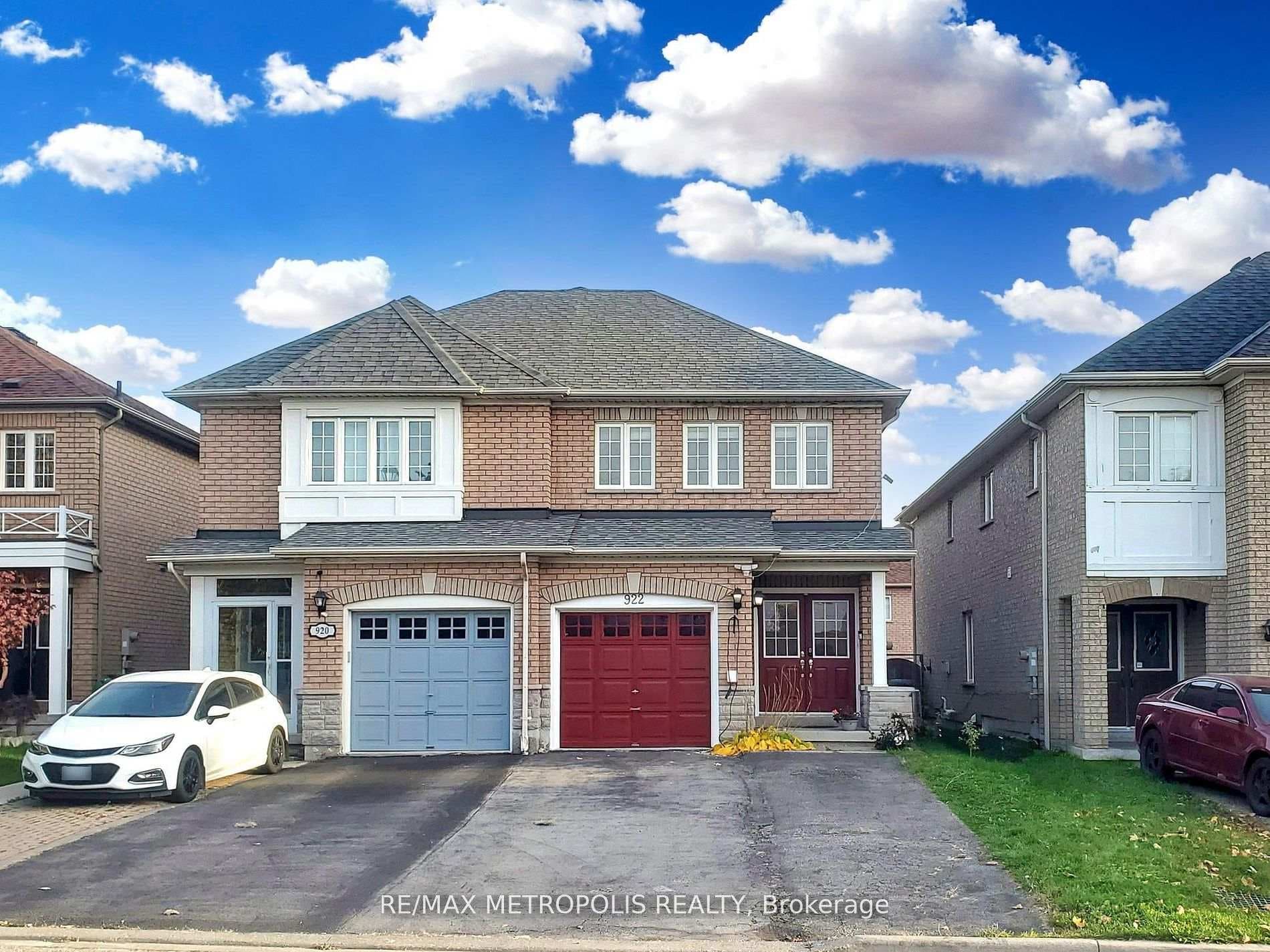 922 Tambourine Terrace Unit Main, Mississauga, ON L5W 1S4 - Photo 1